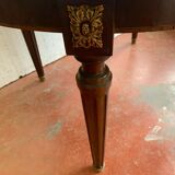Table de style Louis XVI en acajou et bois clair XX siècle