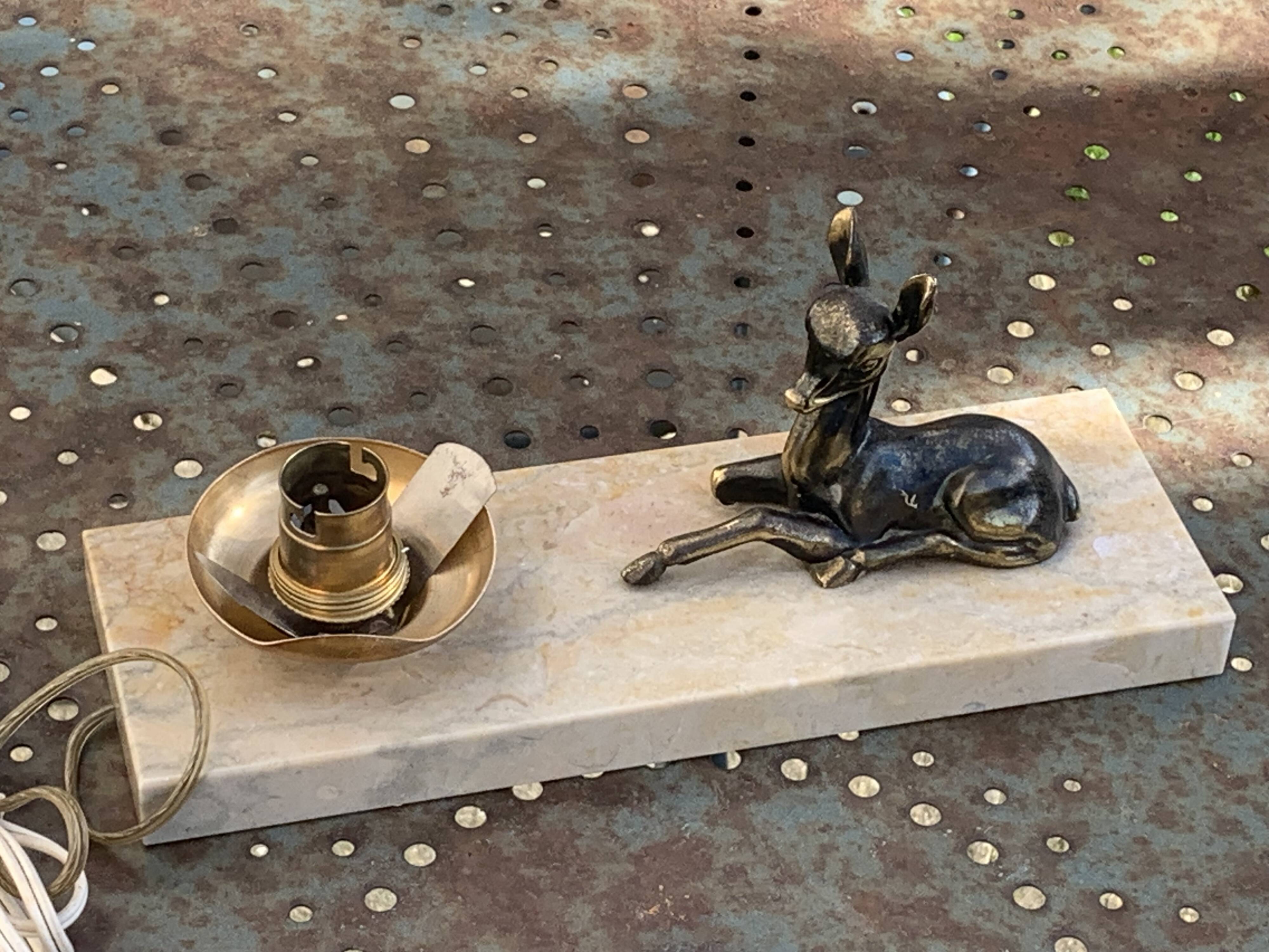 Table lamp, Biche, fawn in gilded brass on a beige marble base, art deco Velvet underside