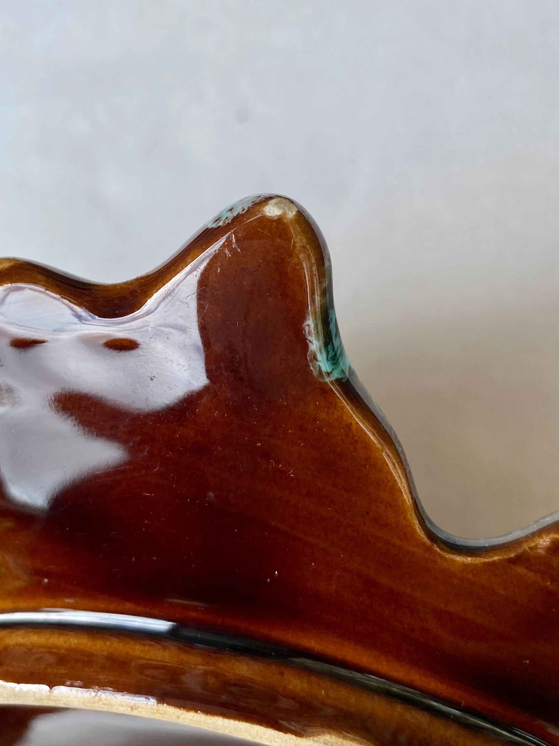 Empty Vallauris leaf-shaped pocket