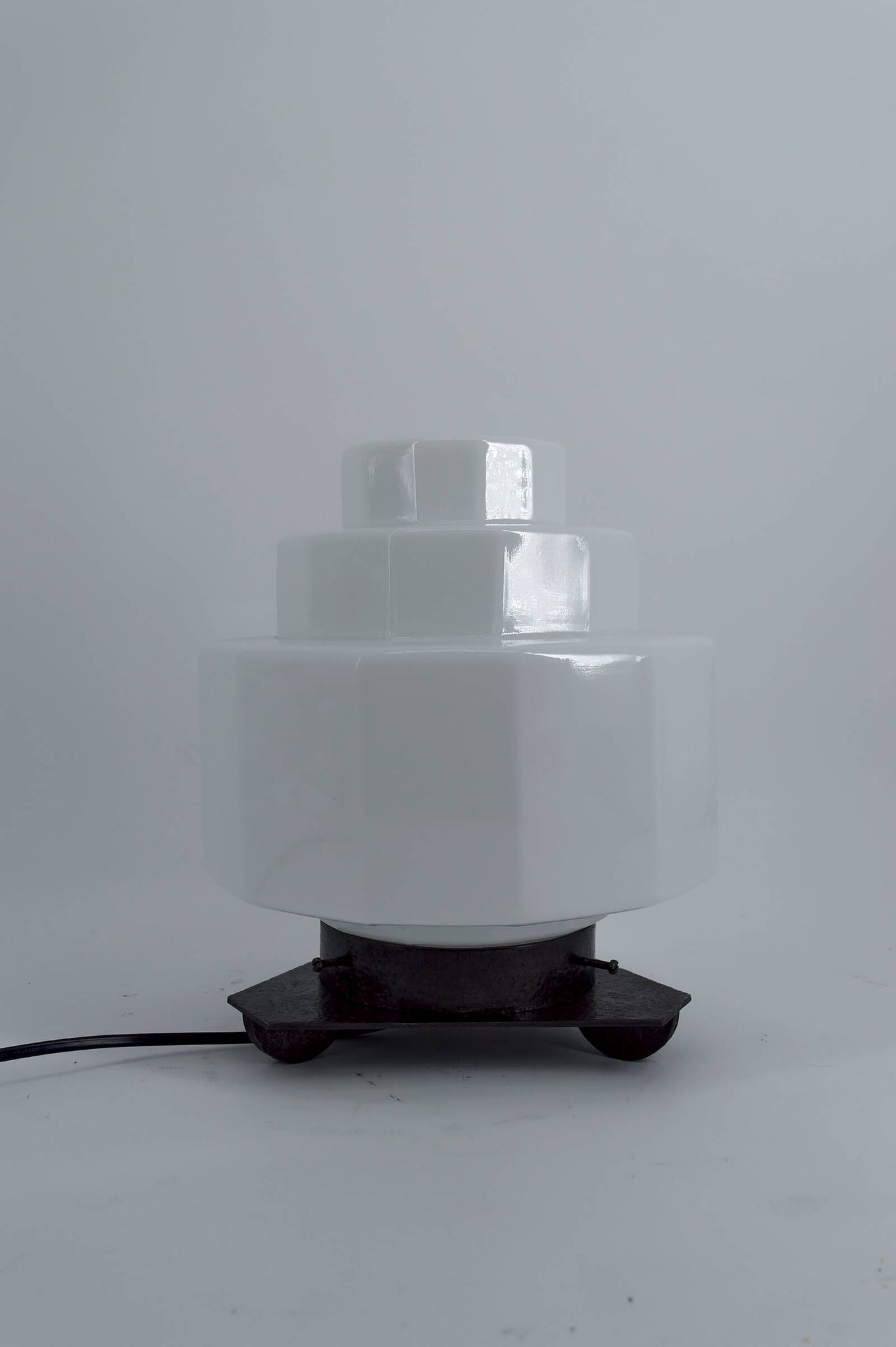 Lampe Art Déco Steamline Modern, vers 1930 – Verre opalin et fer Forgé