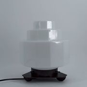 Lampe Art Déco Steamline Modern, vers 1930 – Verre opalin et fer Forgé