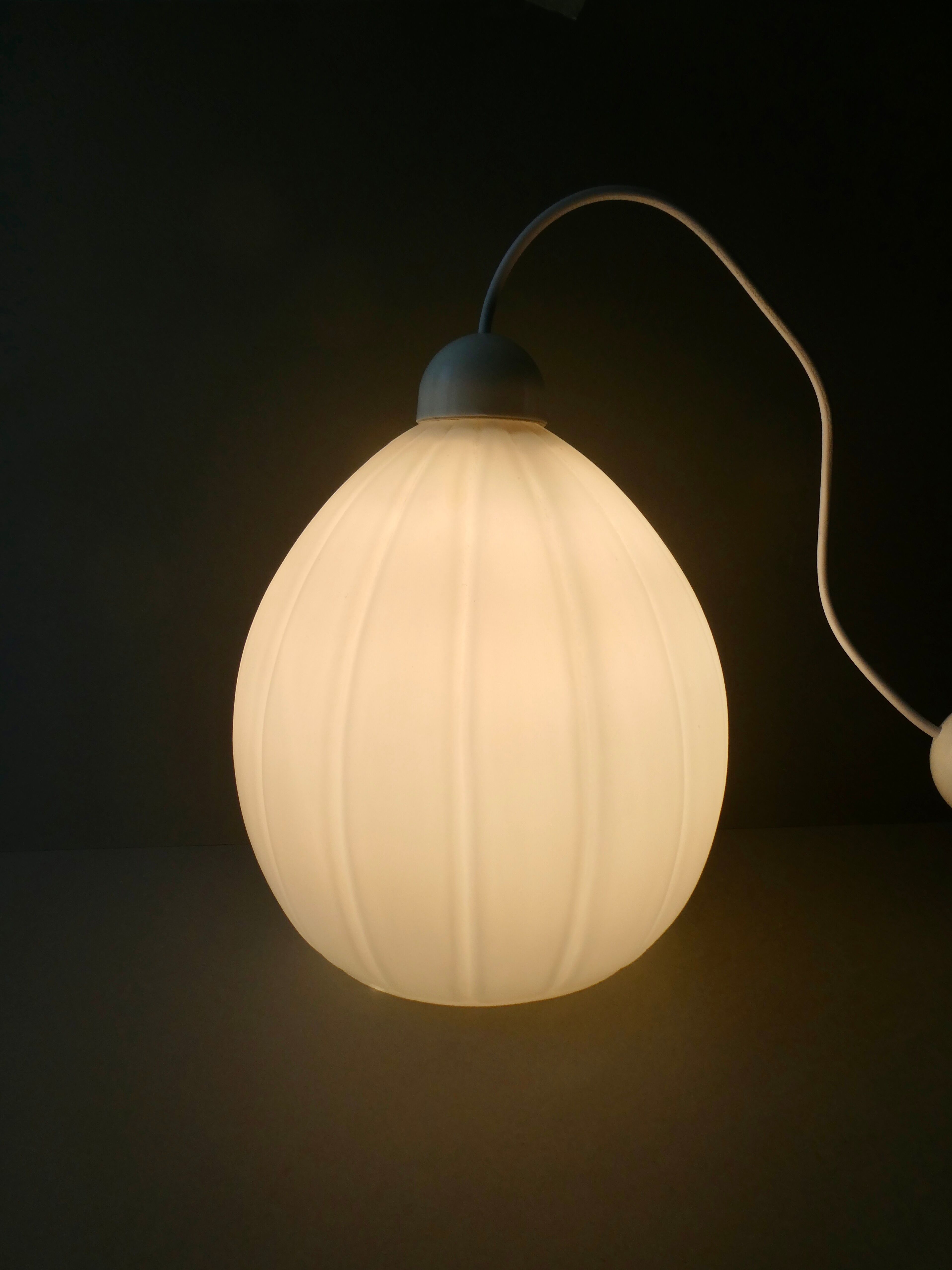 Suspension in white opaline