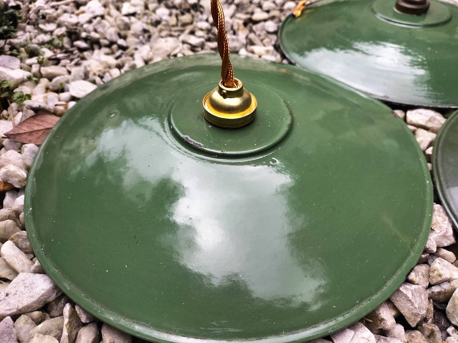 3 enamelled sheet metal suspensions