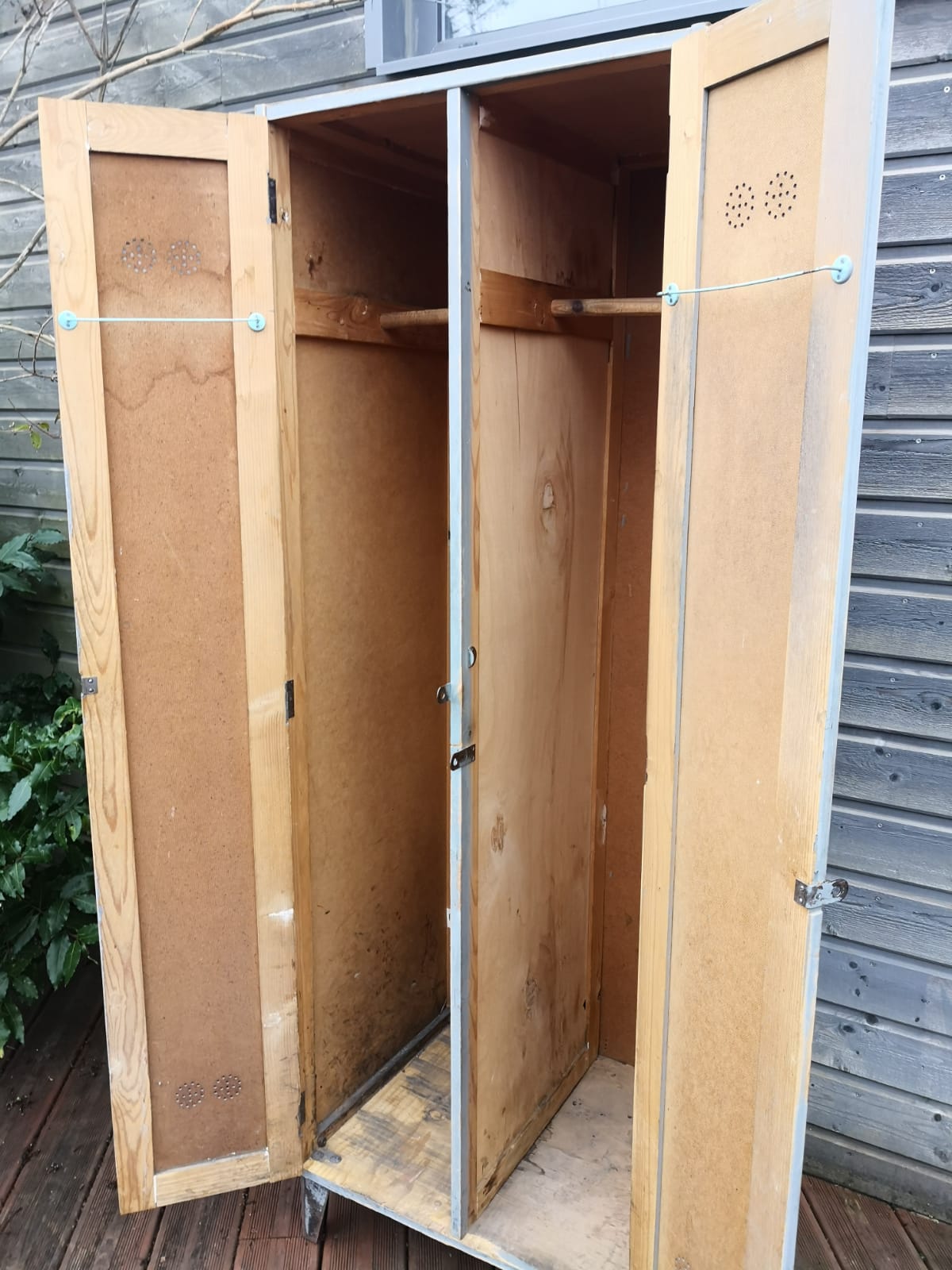 Vestiaire industriel vintage en bois