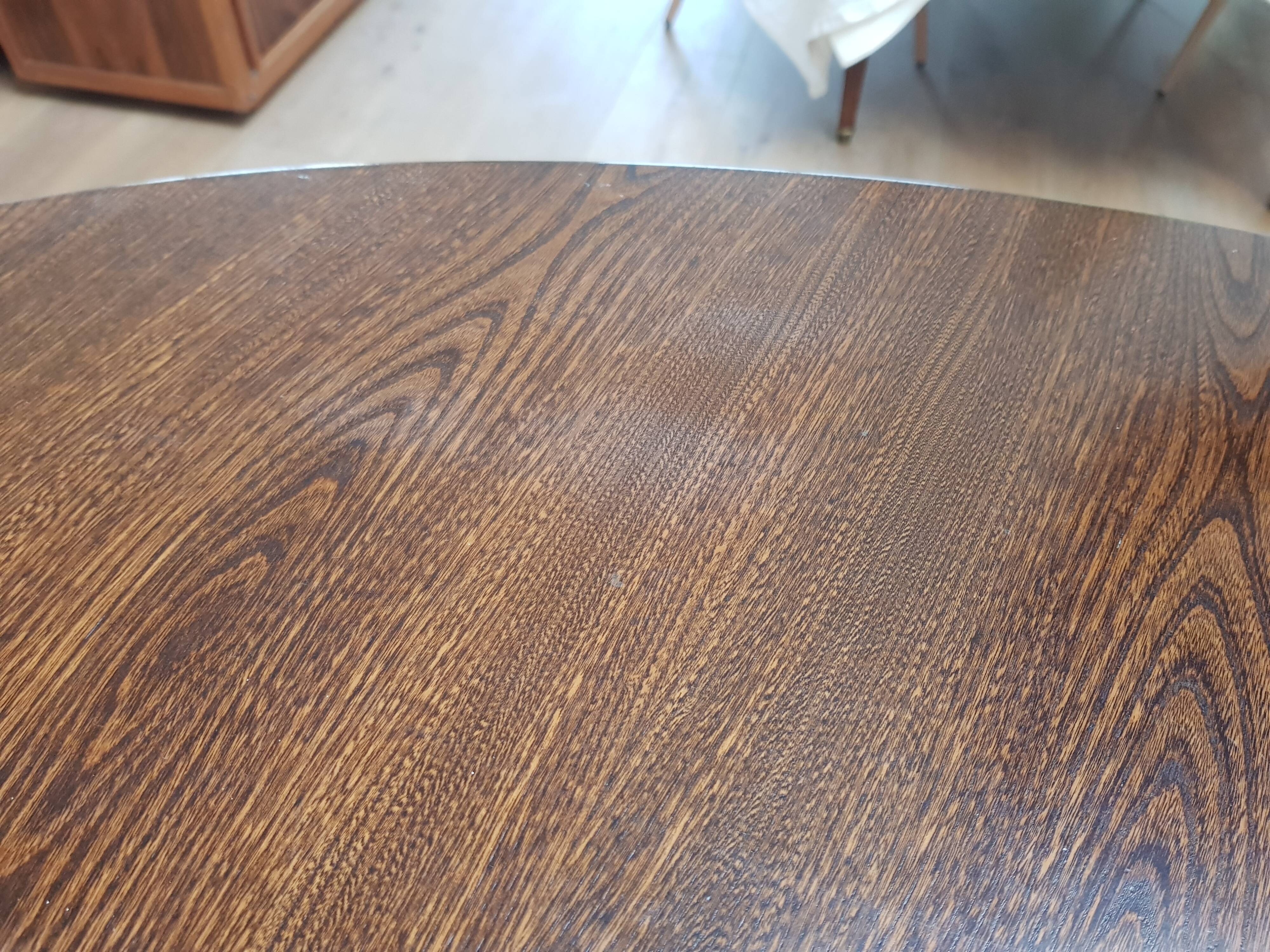 Oval dining table with extensions