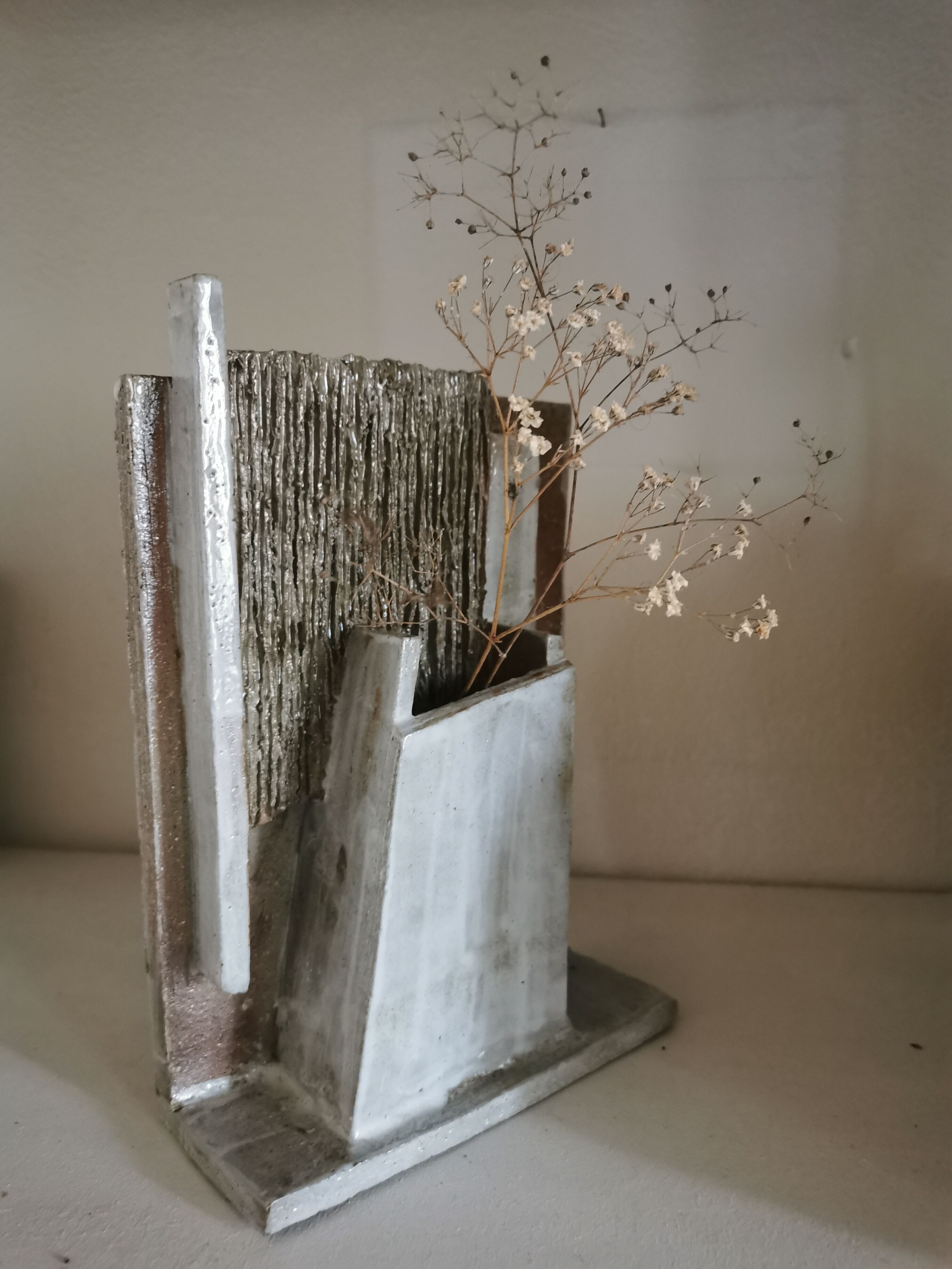 Vase architecture en grès brut