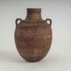 Vaisseau en terre cuite primitive avec des détails géométriques peints à la main.