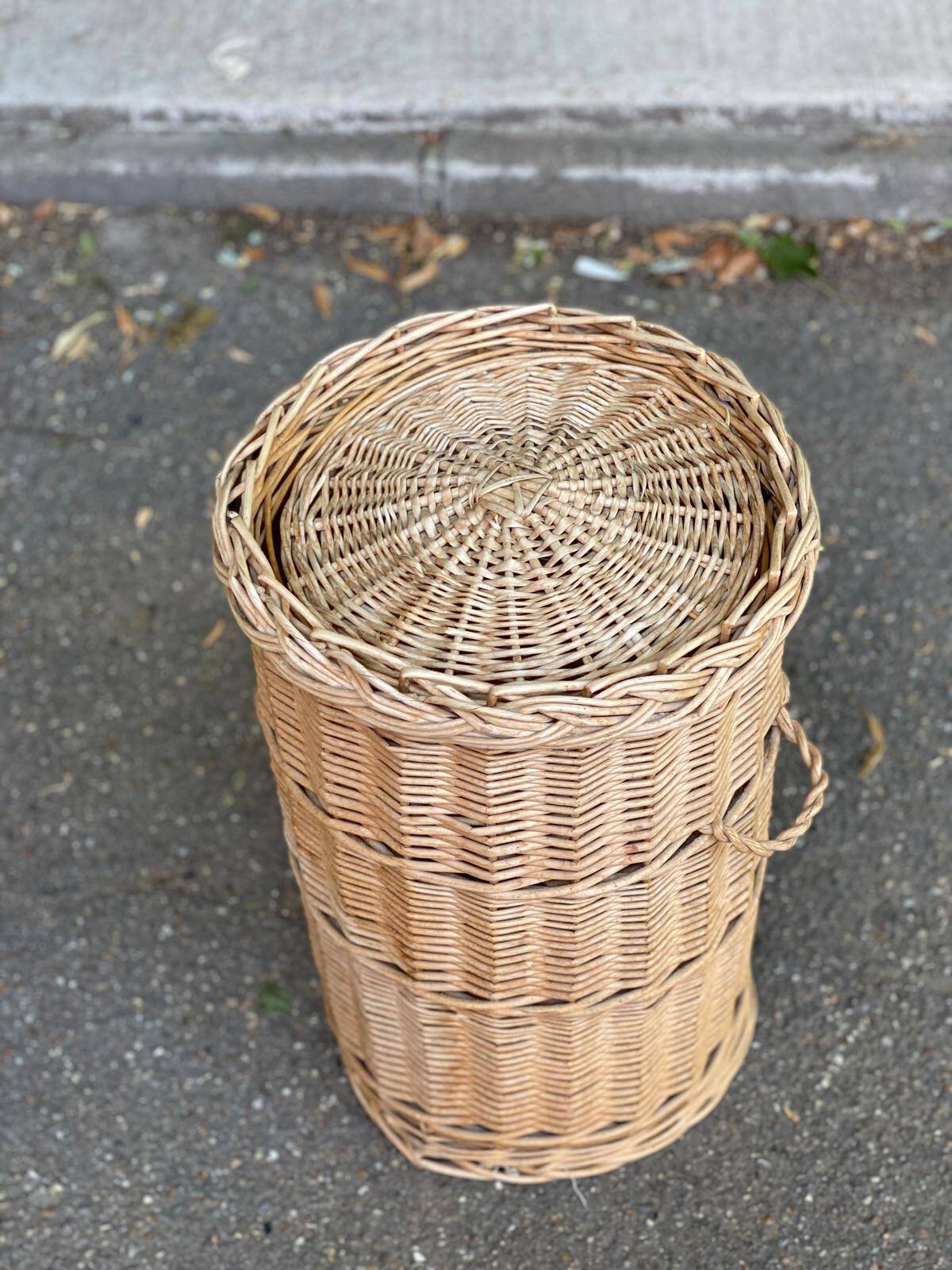 Woven laundry basket with rattan and wicker lid