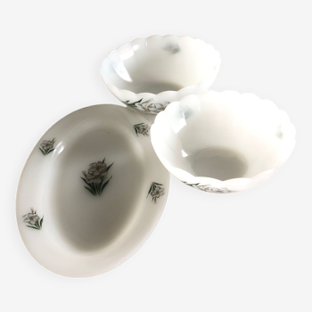 2 salad bowls and a vintage oval dish in Arcopal France