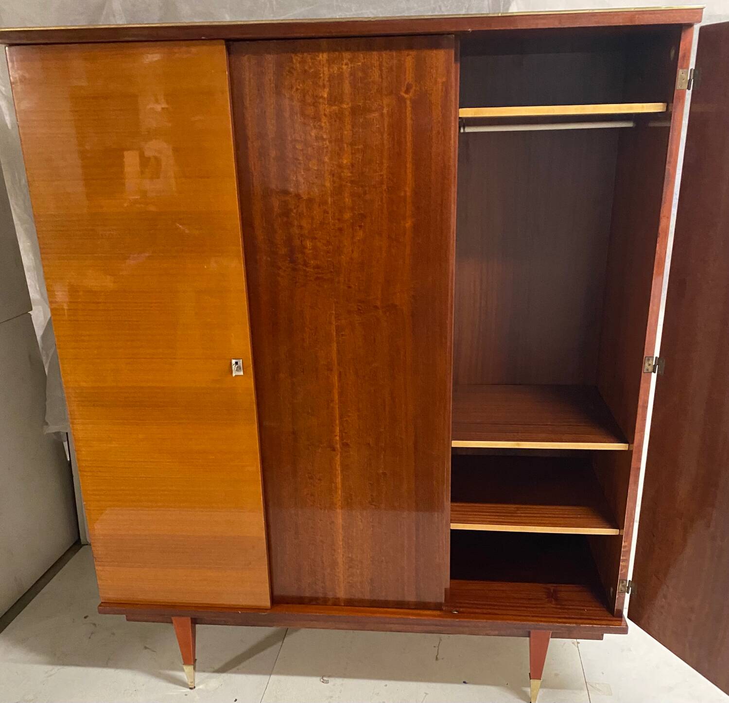 Armoire vintage pieds compas