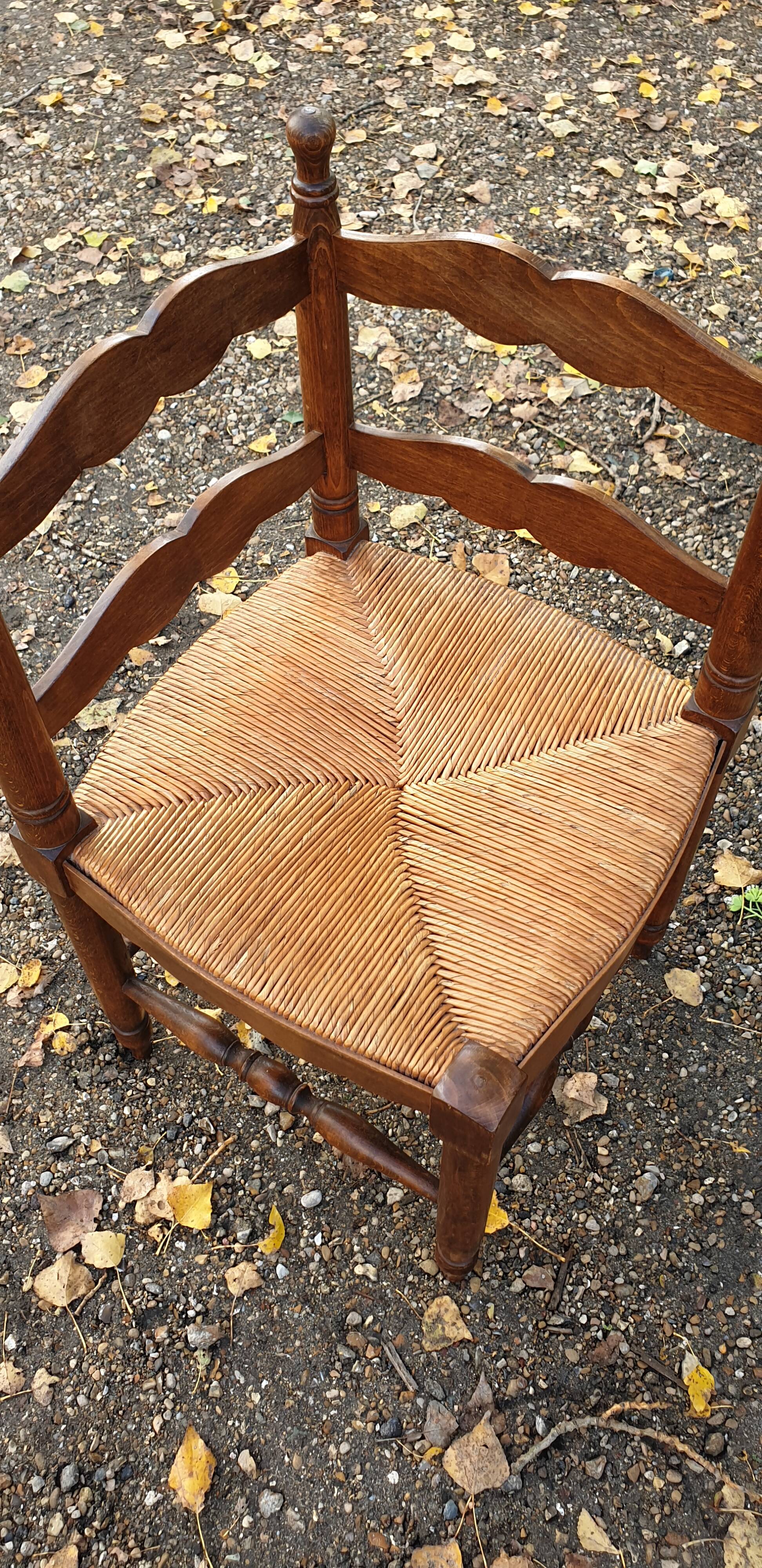 Corner straw chair