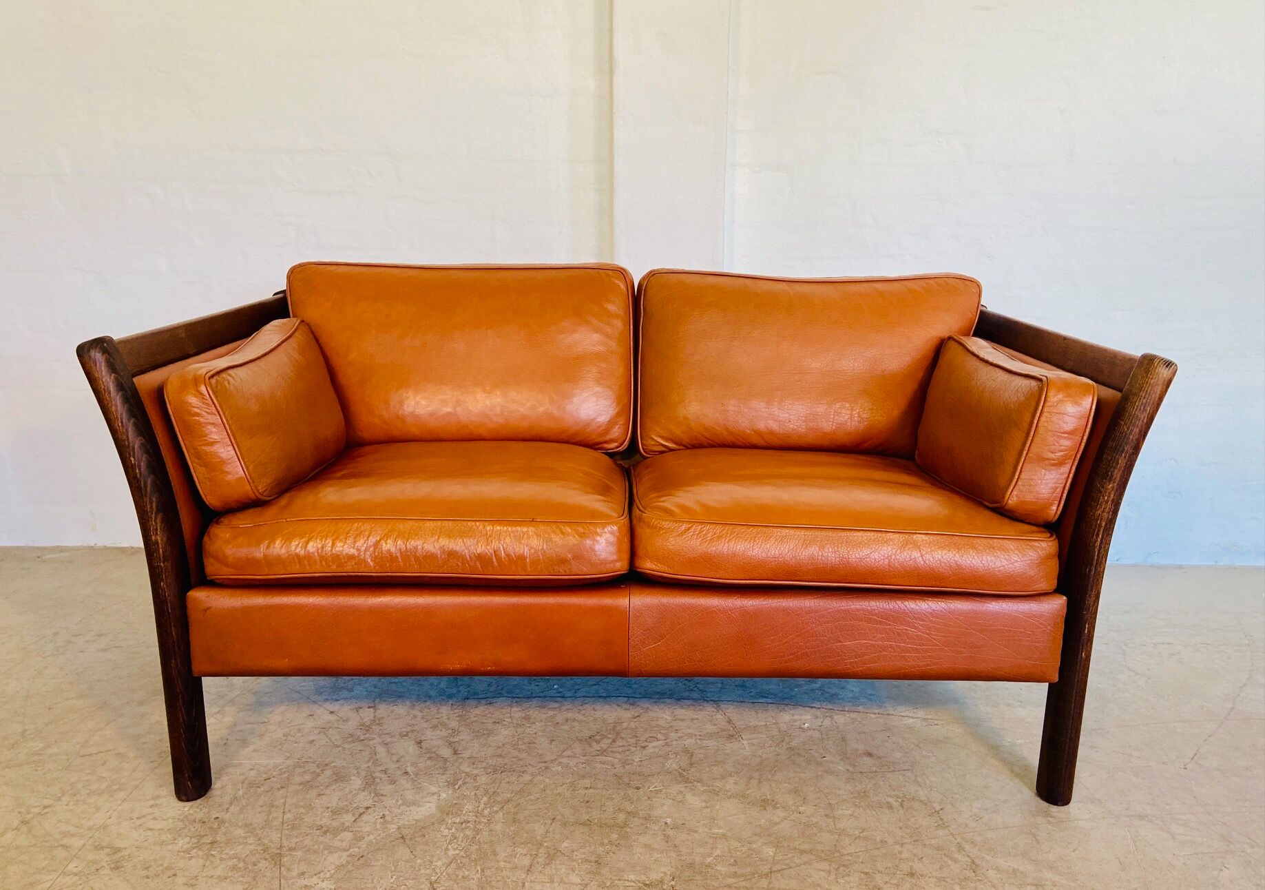 Canapé vintage danois des années 60 en cuir cognac pour 2 personnes.