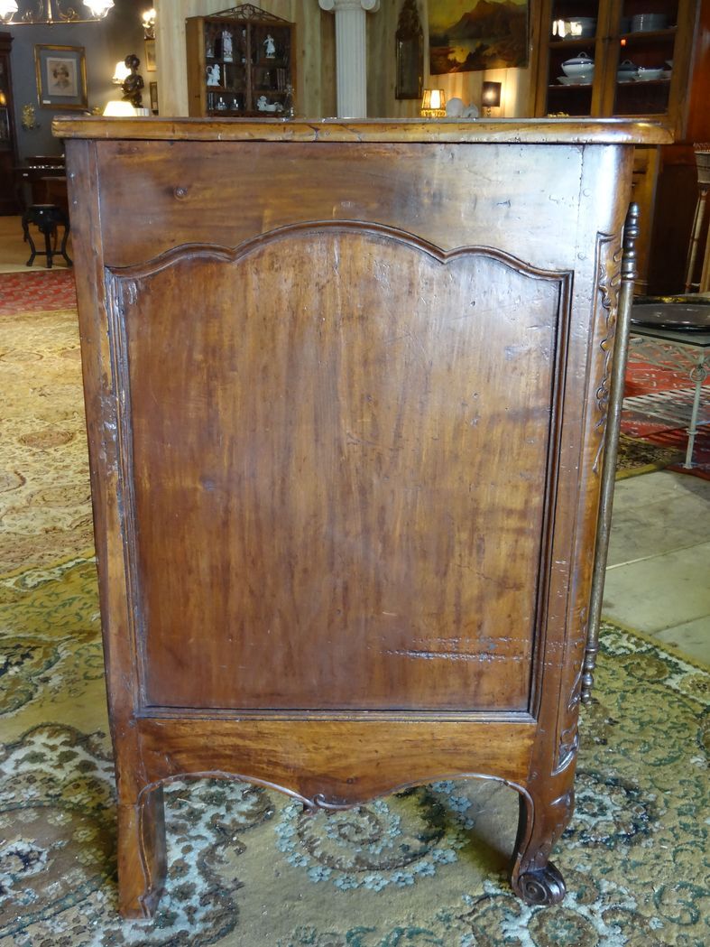 18th century Provencal sideboard in walnut, Louis XV period 140 x 100 cm