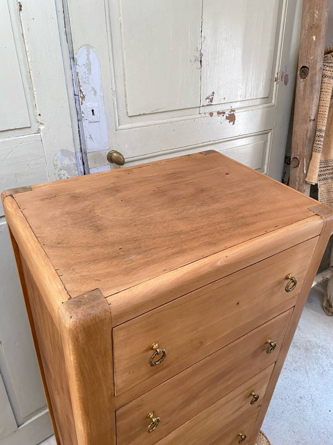 Vintage chest of drawers in light wood – natural elegance