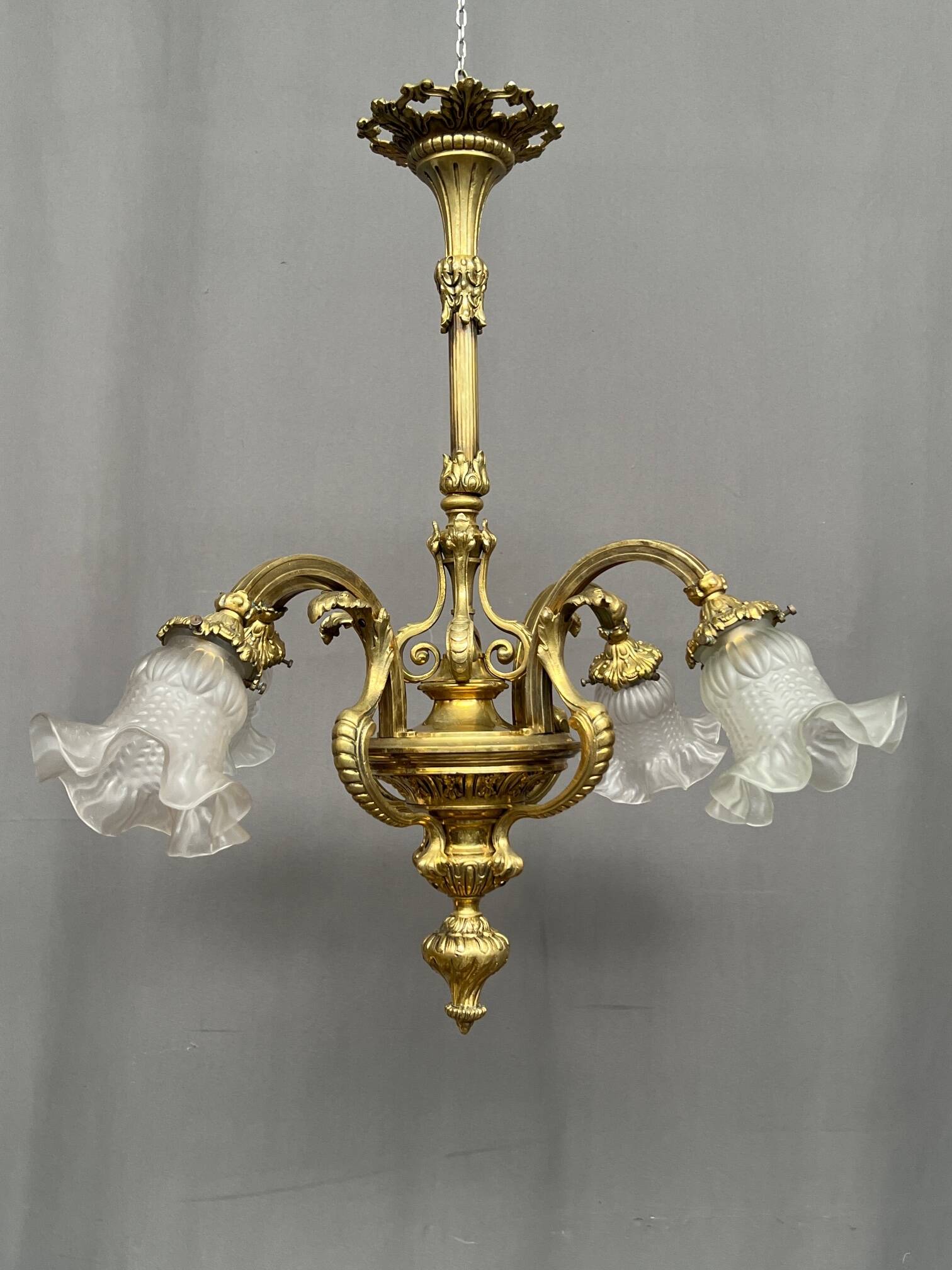Lustre ancien en bronze massif doré.