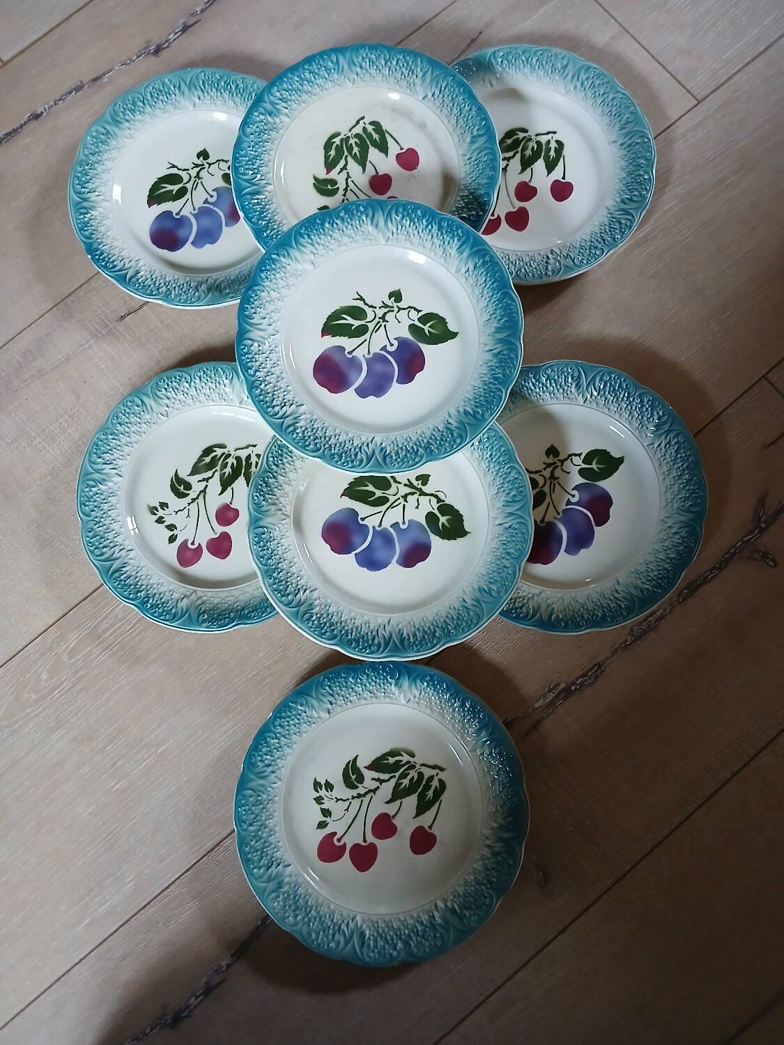 8 assiettes à dessert anciennes en barbotine