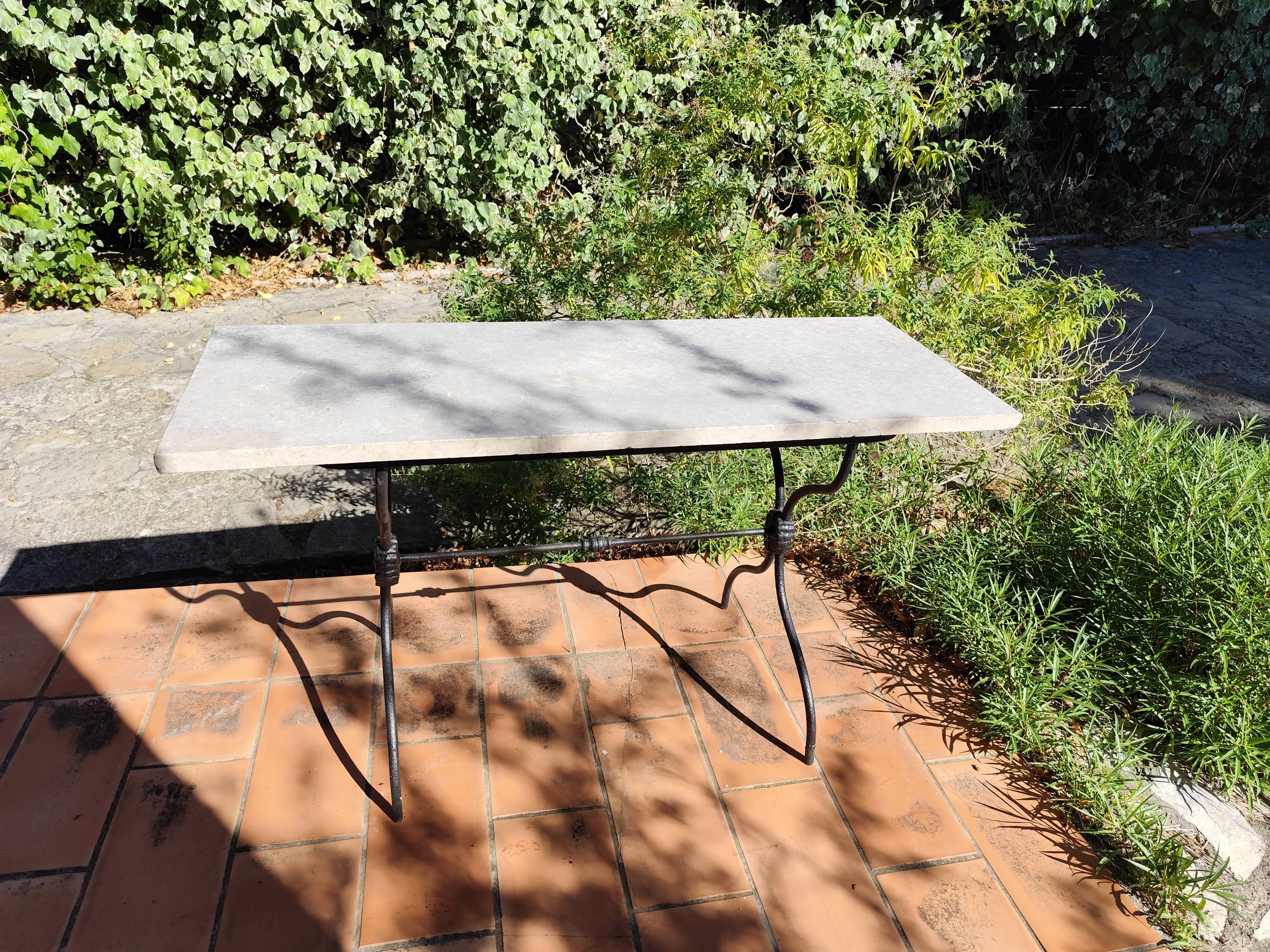 Table bistrot rectangulaire piètement x en fonte et plateau en marbre vintage