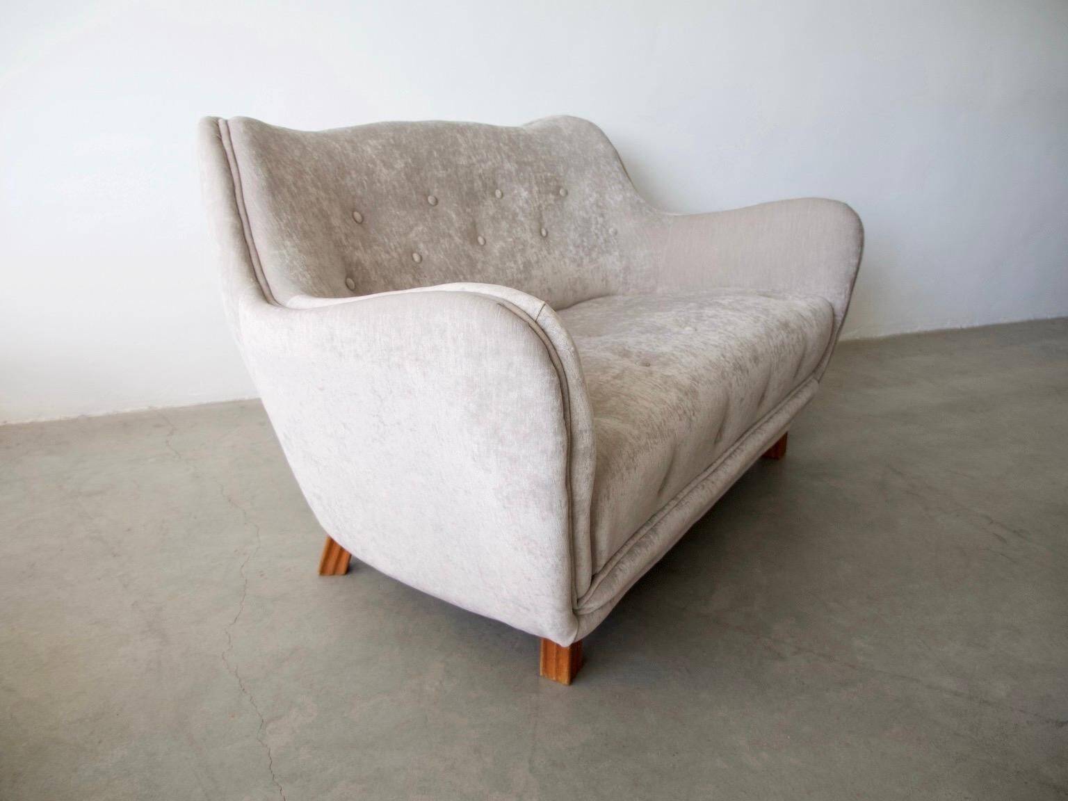 Grey velvet buttoned sofa by Levi's Mobelafarr