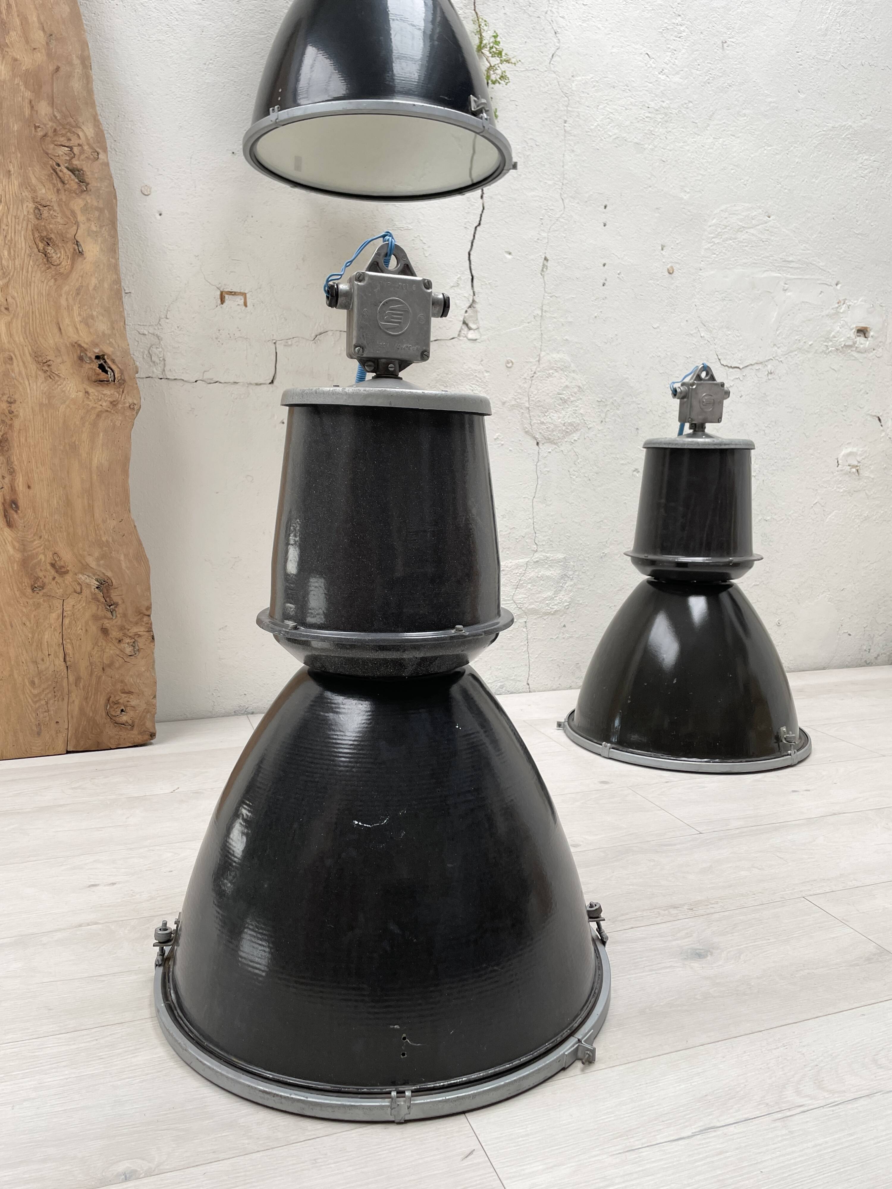 Suite de trois lampes industrielles.
