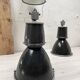 Suite de trois lampes industrielles.