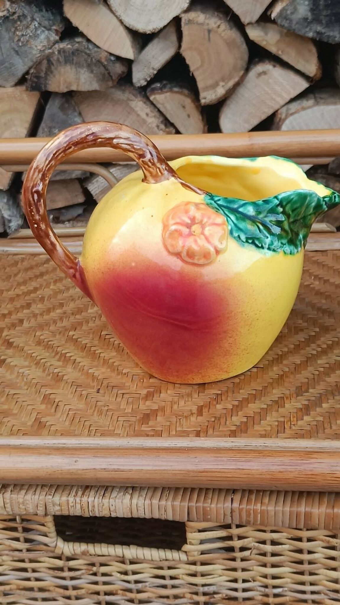 Jug in slipware apple