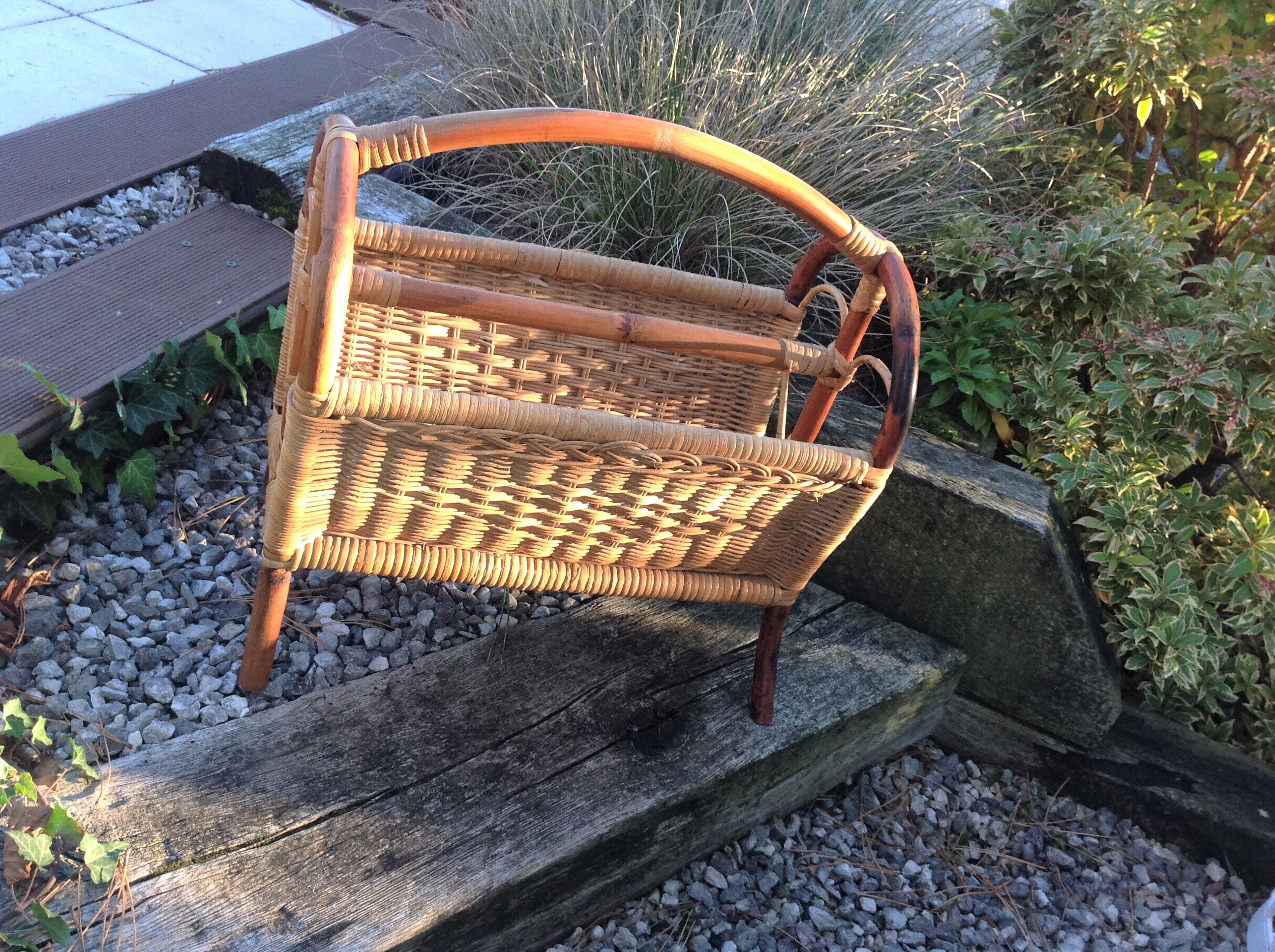 Magazine holder in rattan and braided wicker / vintage 60s-70s