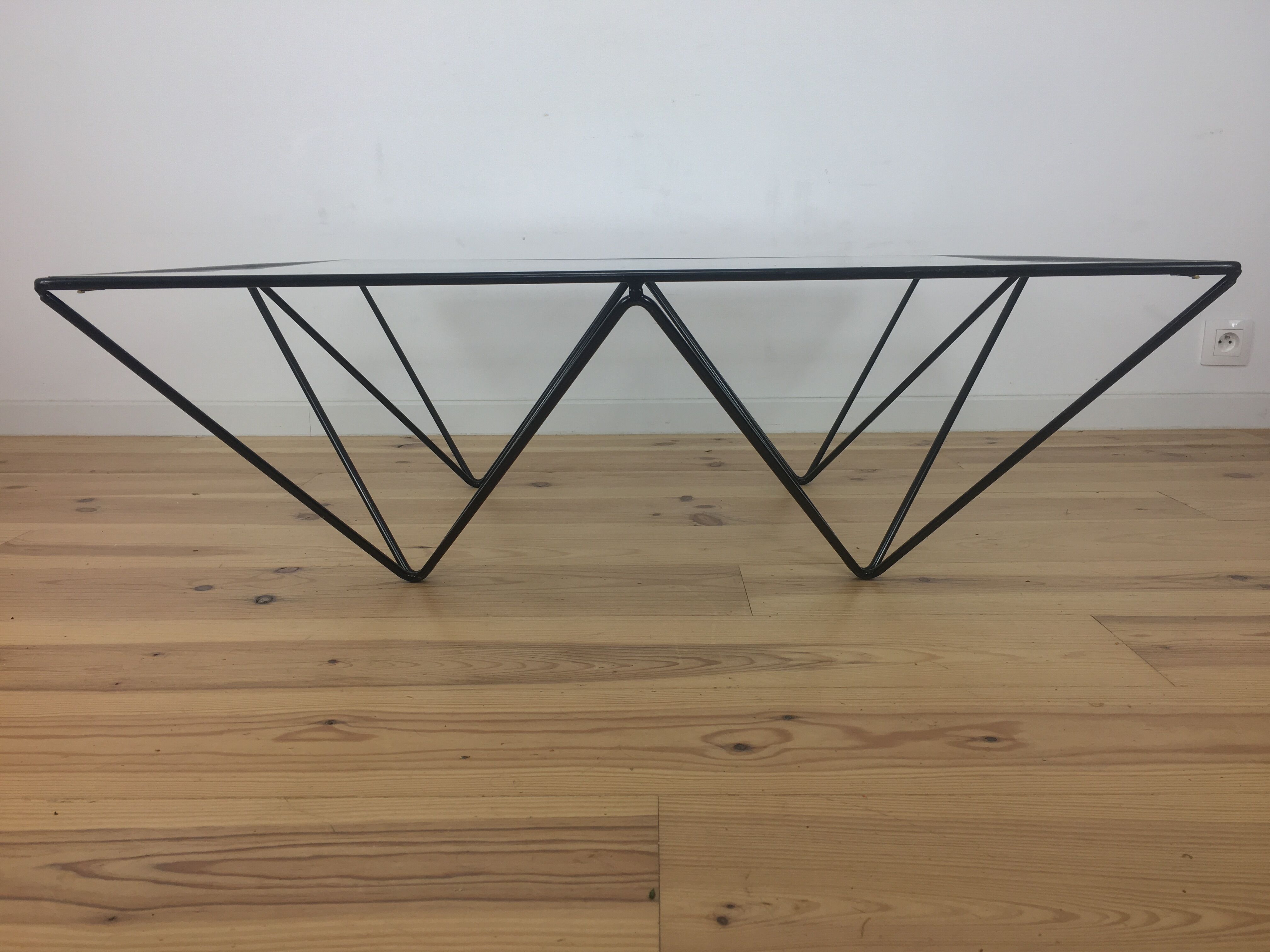 Table basse fil d'acier et plateau en verre