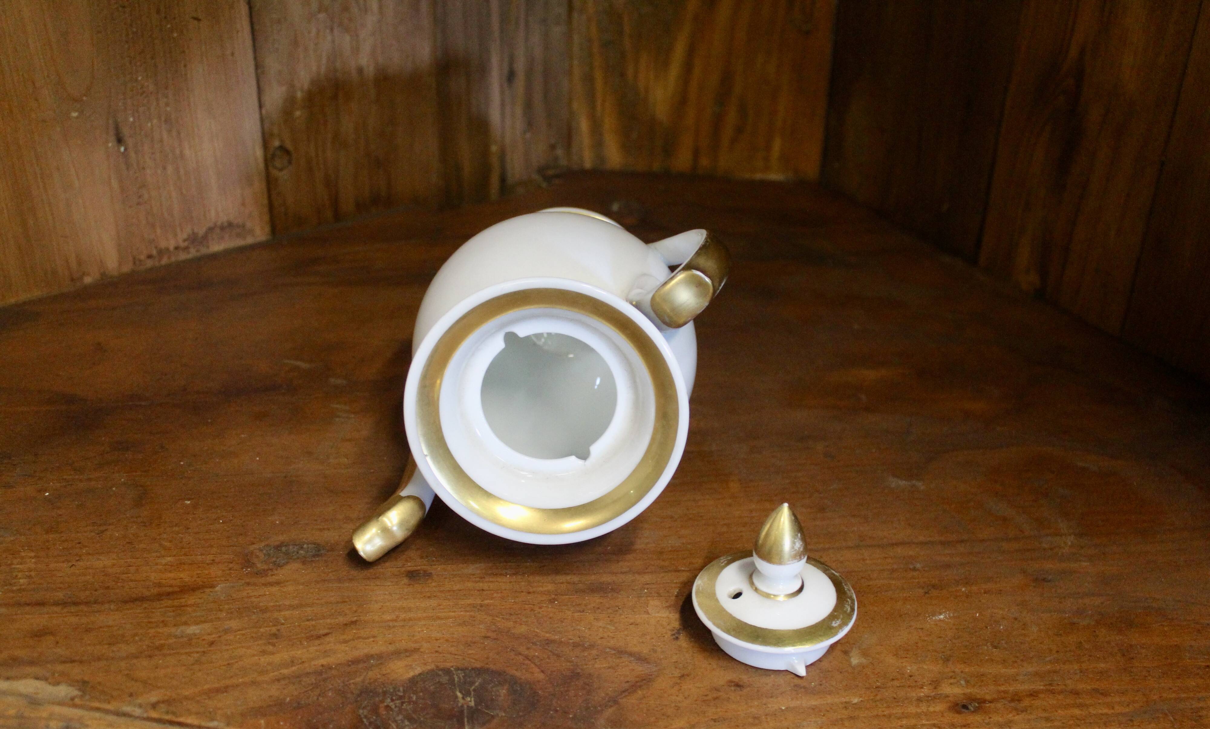 Verseuse en porcelaine de Paris, filets d'or, époque Empire