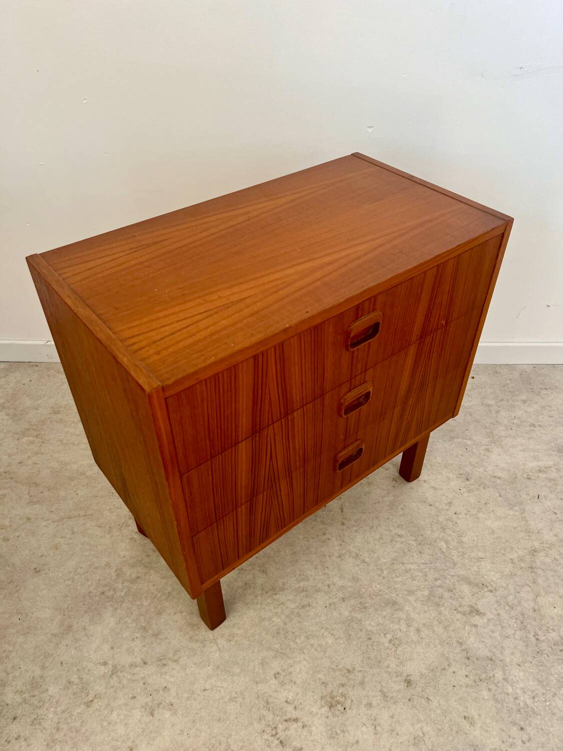 Small chest of drawers or bedside table in teak, Scandinavian design from the 70s vintage