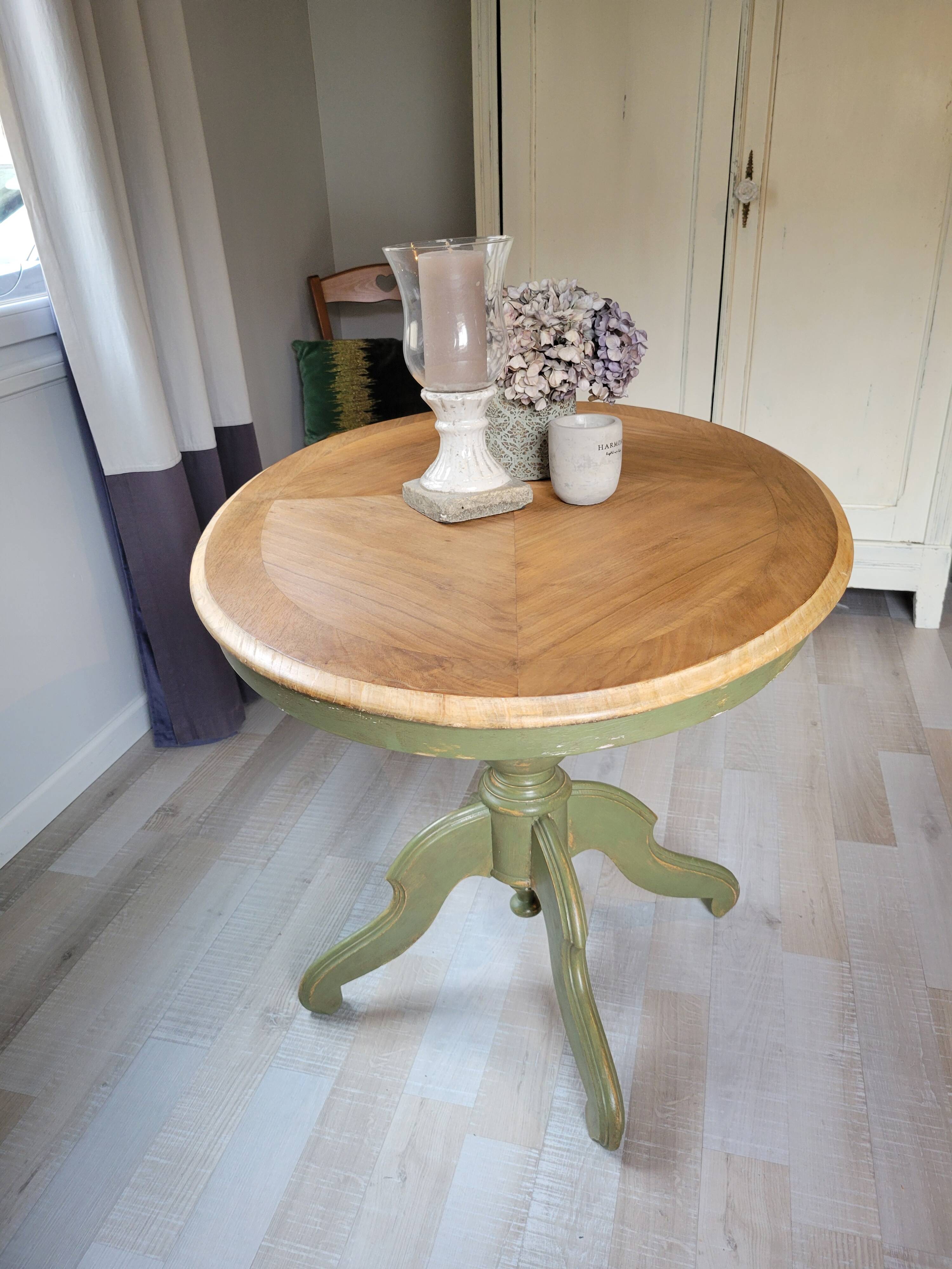 Oval table in chic country style