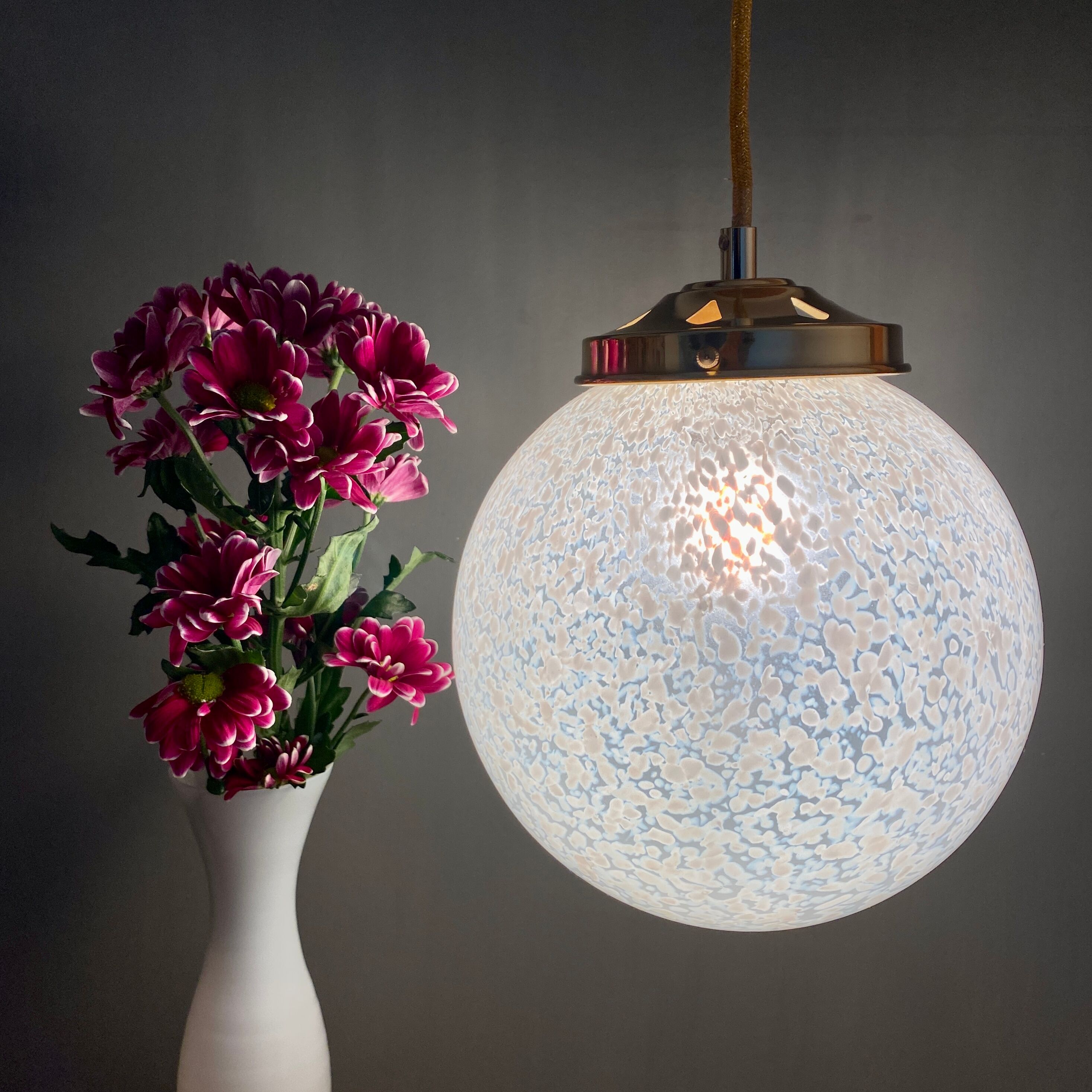 Suspension globe vintage en verre de Clichy blanc