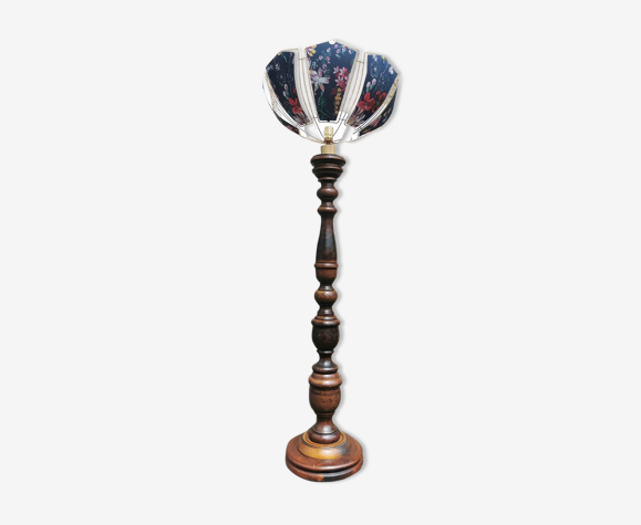 Lampadaire en bois tourné et abat-jour métal fleuri