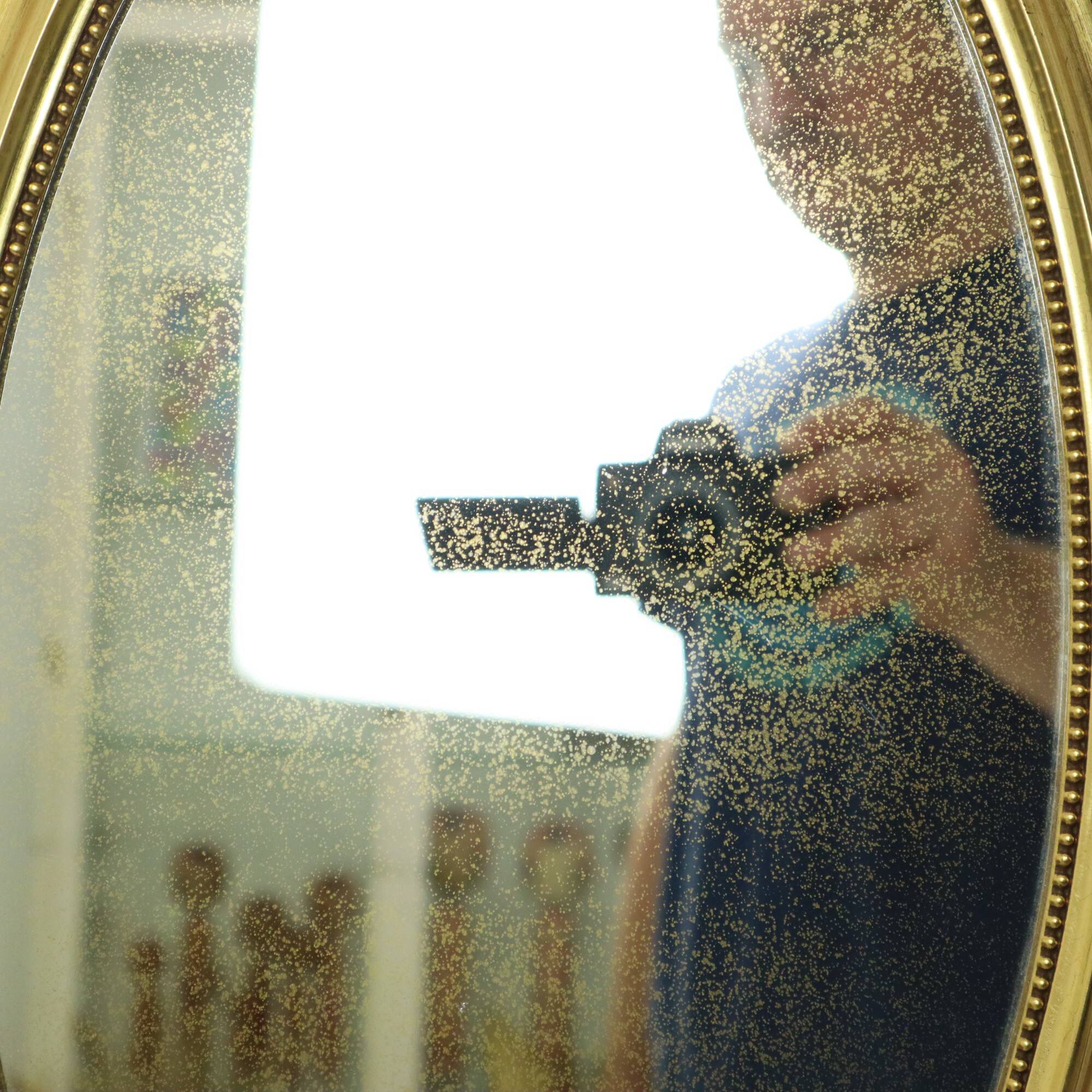 Miroir ovale classique doré à décor de ruban, France