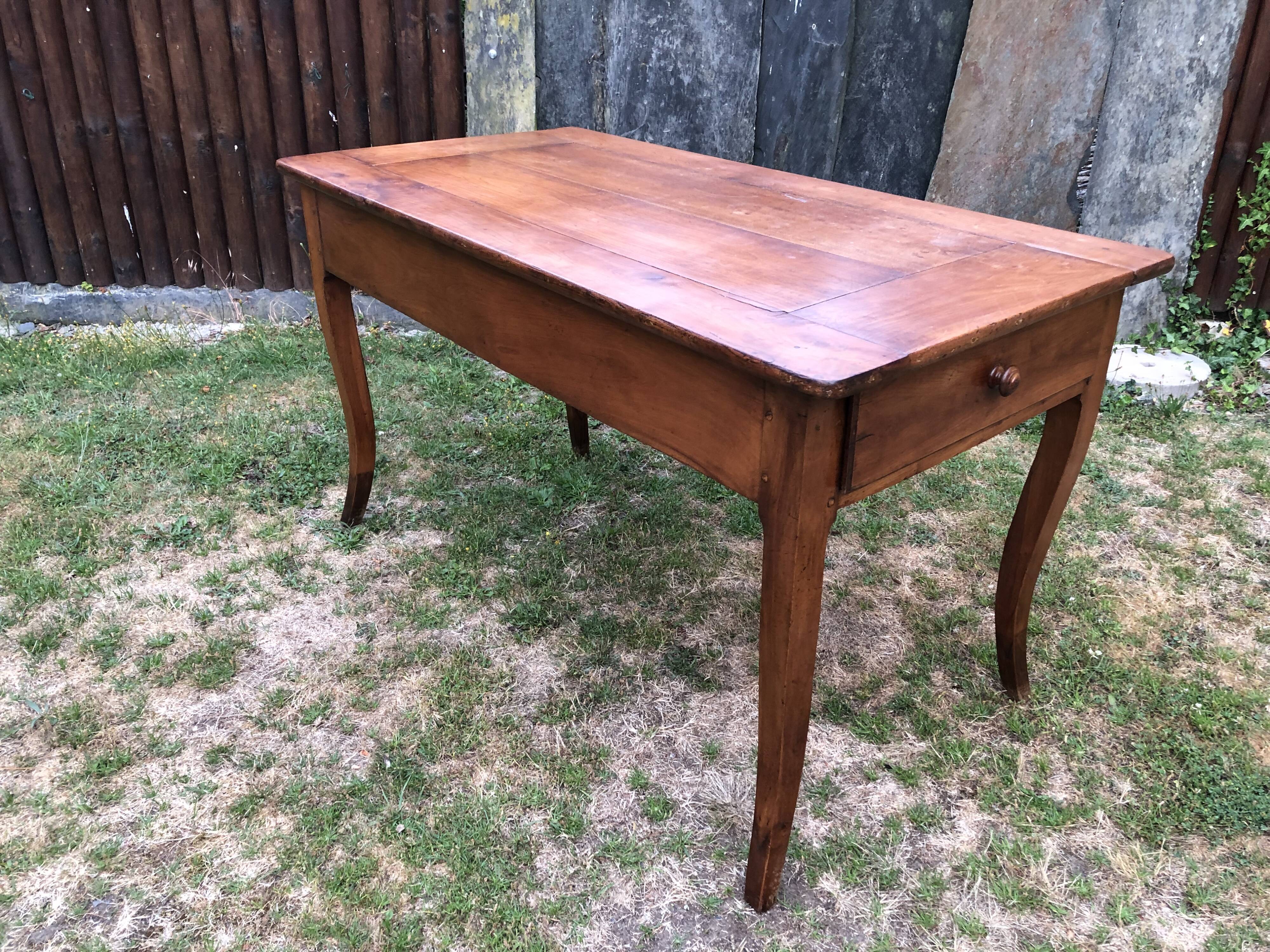 Table de ferme ancienne de style Louis XV à piétement dit pied biche en cerisier massif à 2 tiroirs