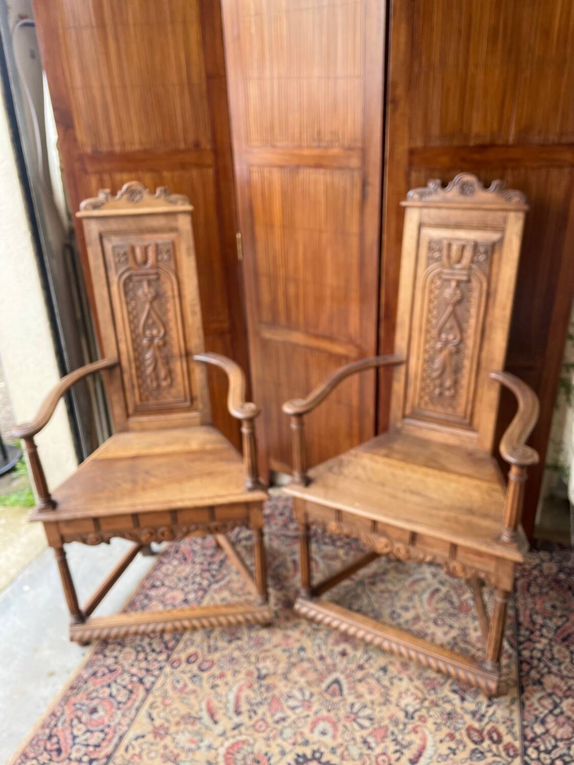 Paire de fauteuils sculptés en noyer de style Renaissance
