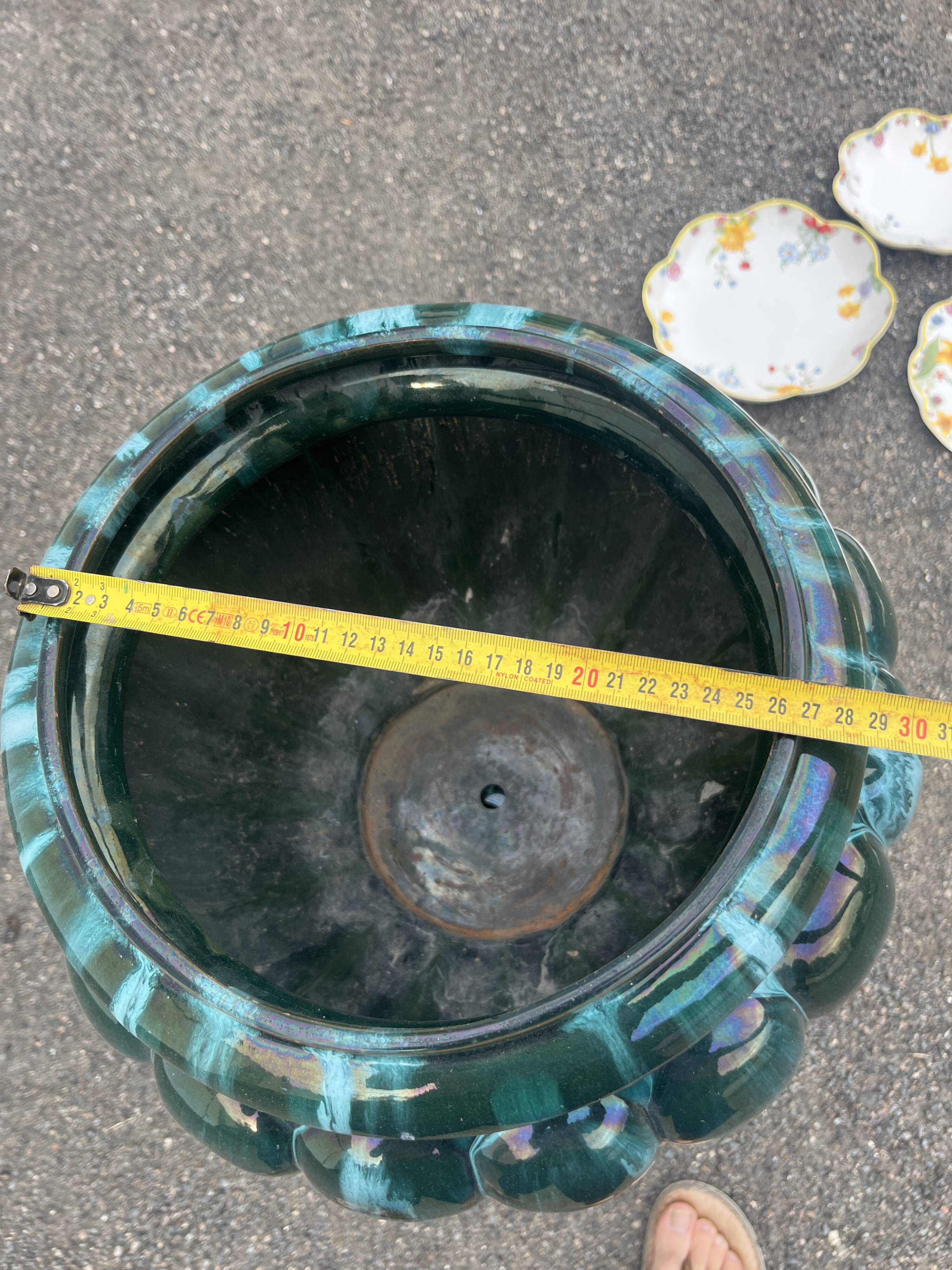 Large cache-pot on a ceramic column – In the style of Clément