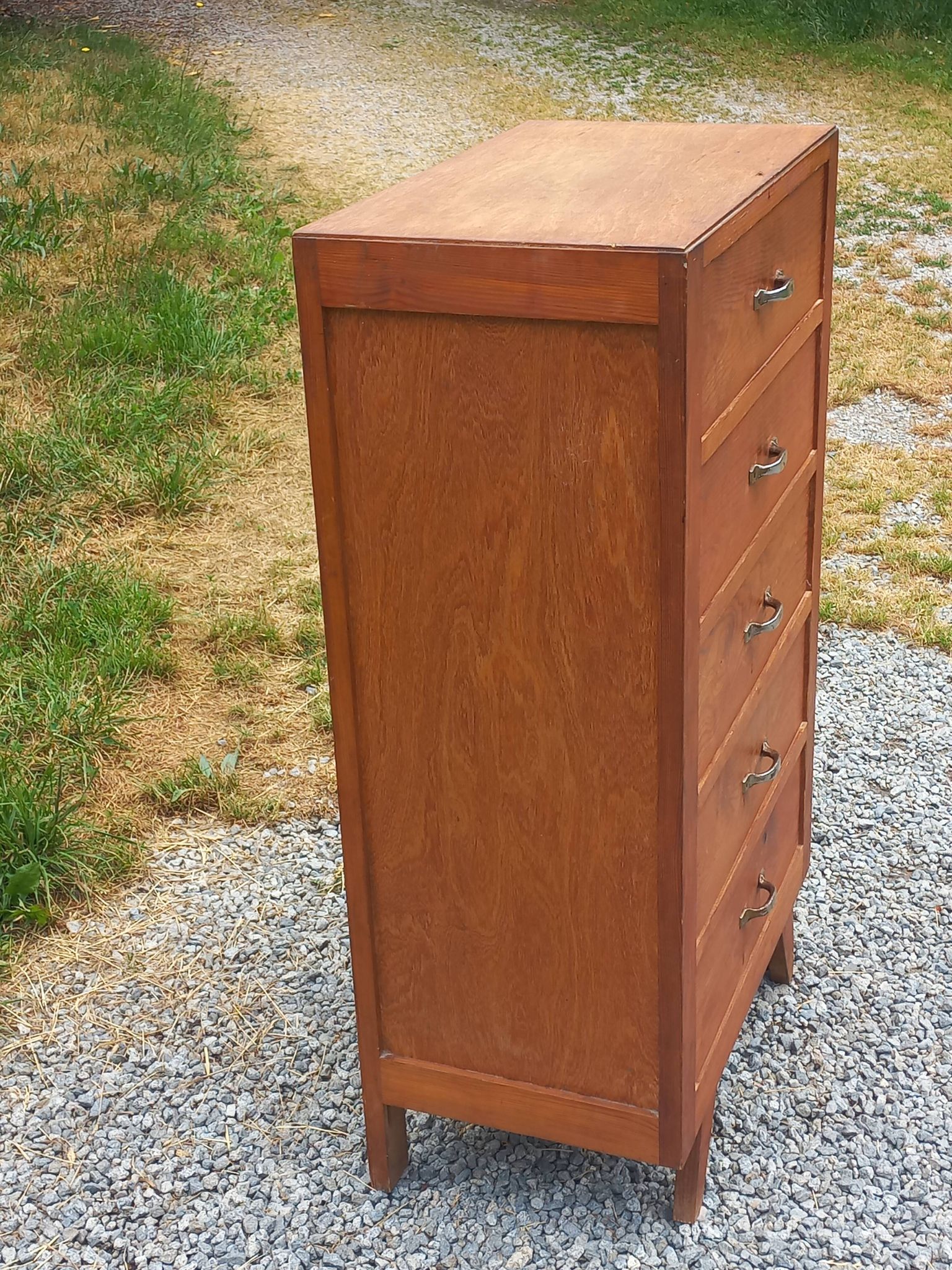 Vintage 1950s chest of drawers with tapered legs and 5 drawers.
