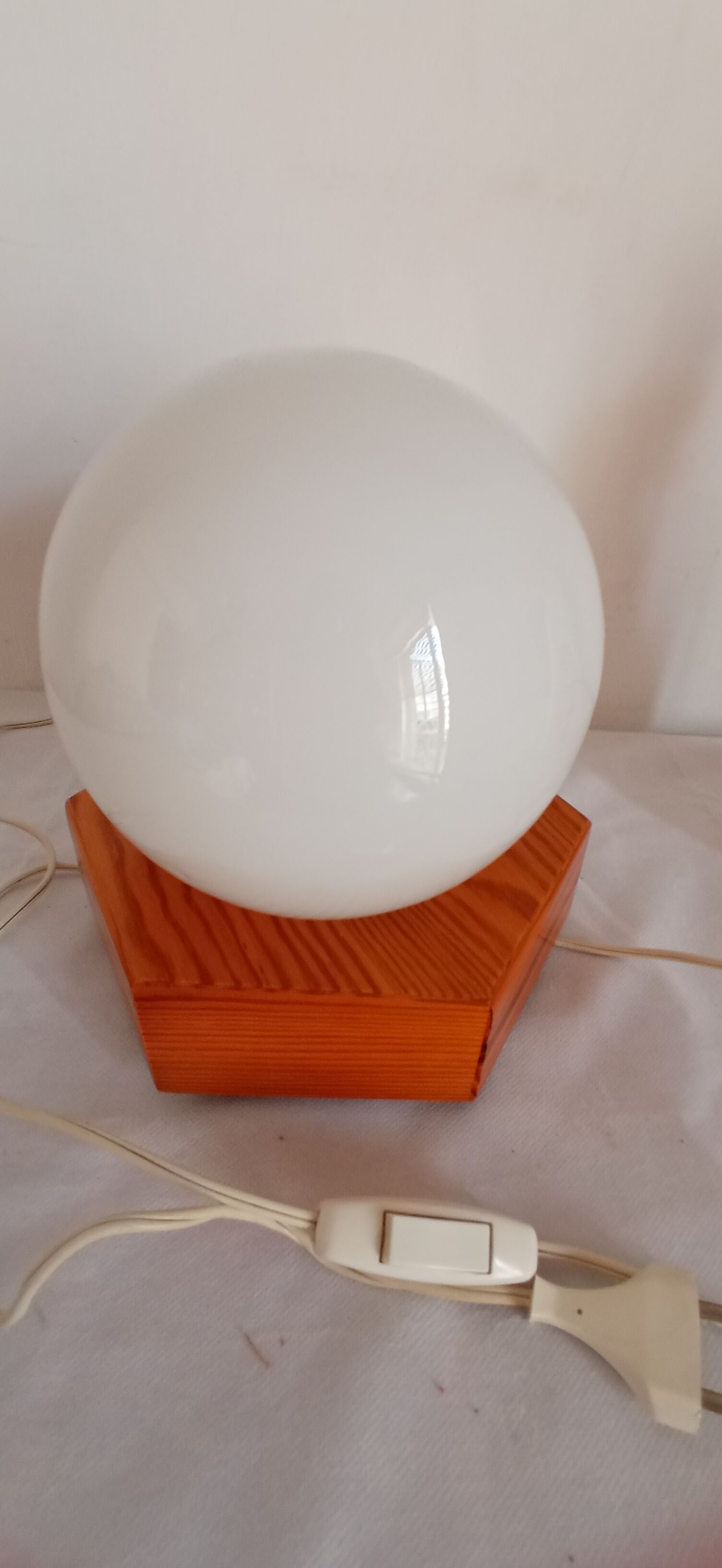 Bedside lamp in wood and opaline