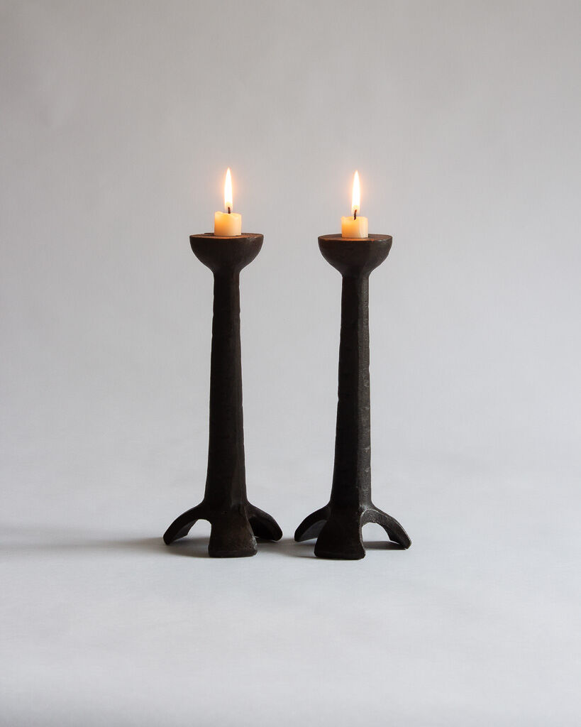 Paire de bougeoirs en fonte de fer moulée tripodes⎮MidCentury