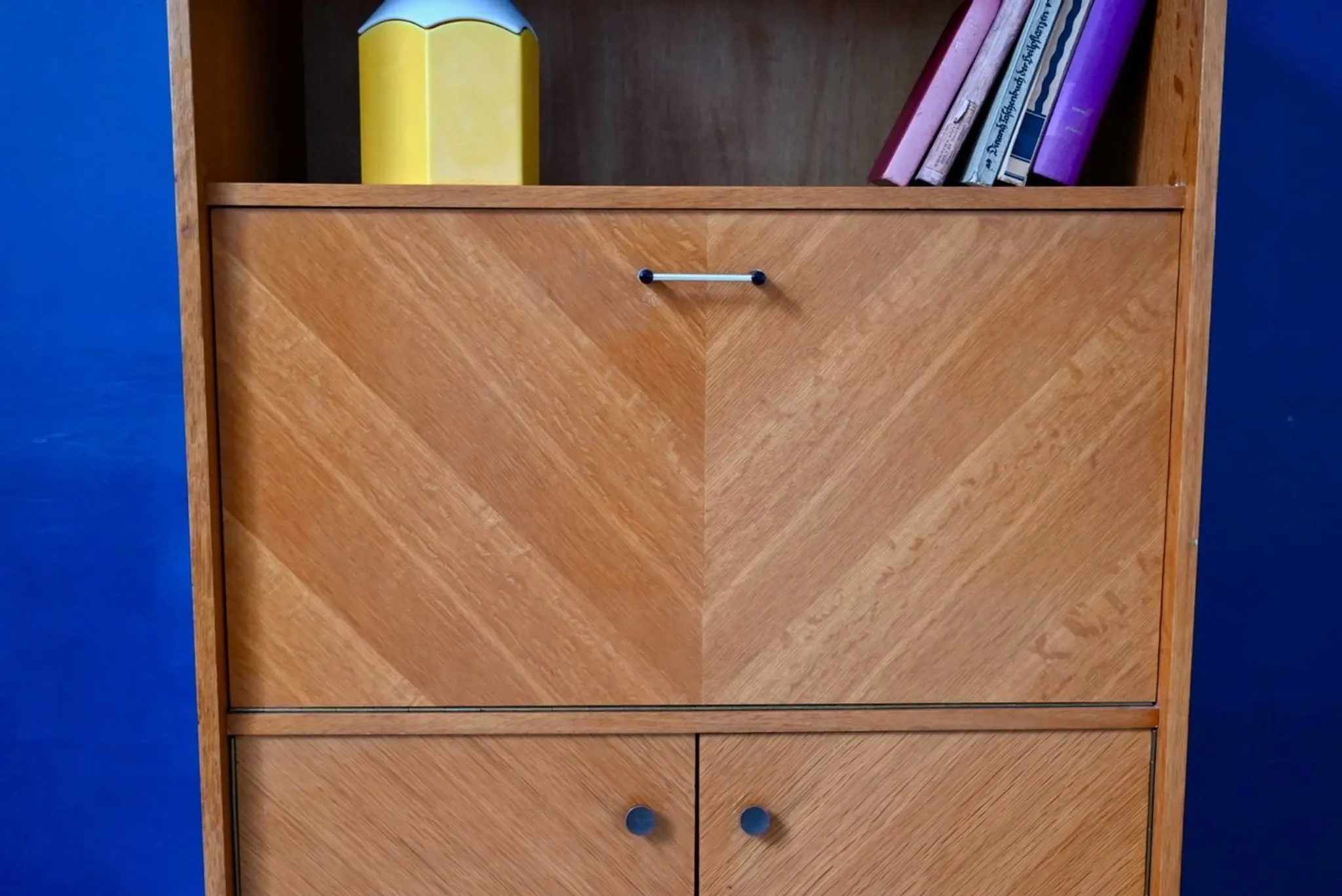 Vintage secretary bookcase from the 50s and 60s, oak with chevron marquetry.