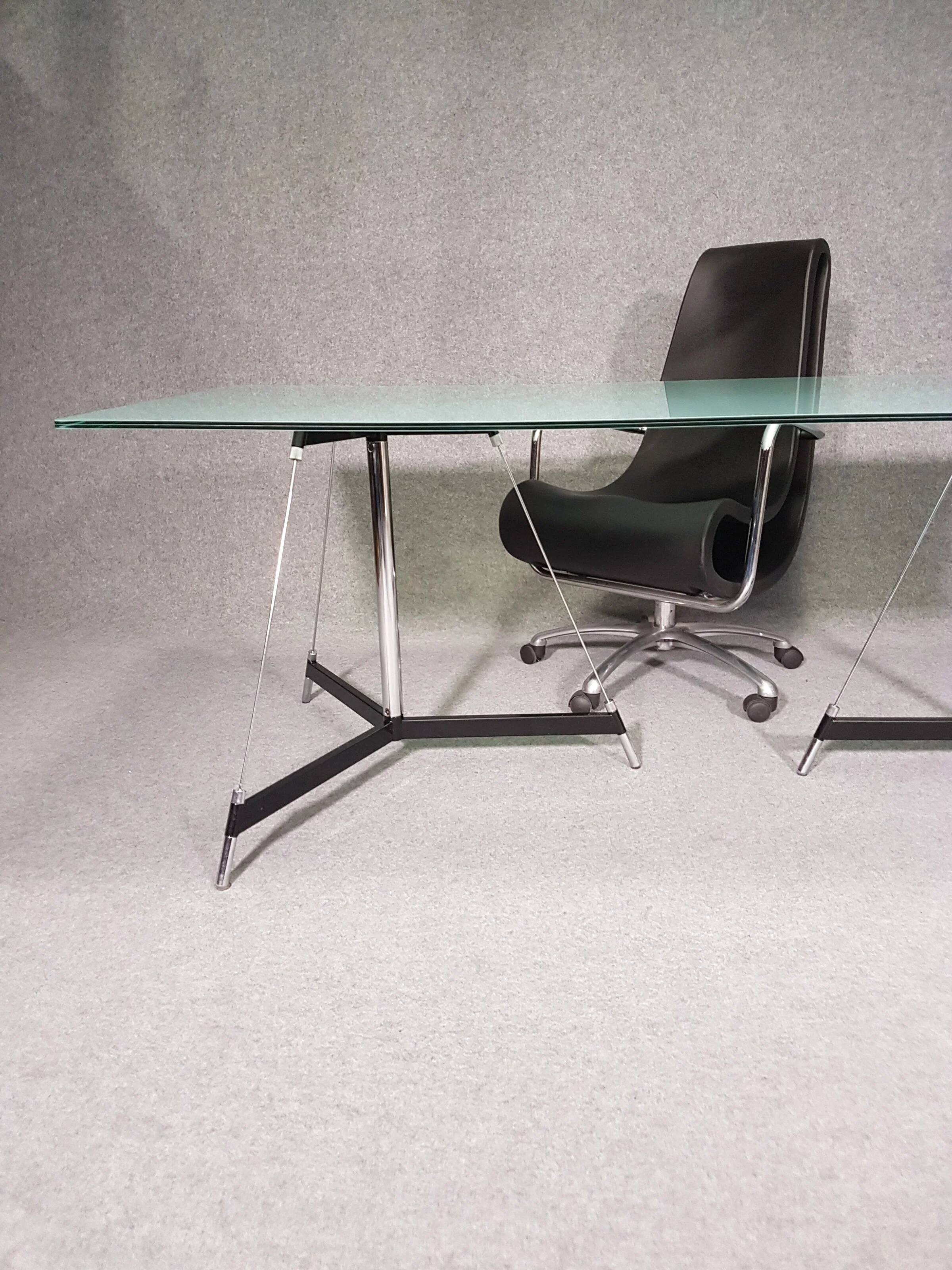Table tripode italienne / plateau en verre mat / Gabriel Teixidós