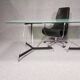 Table tripode italienne / plateau en verre mat / Gabriel Teixidós