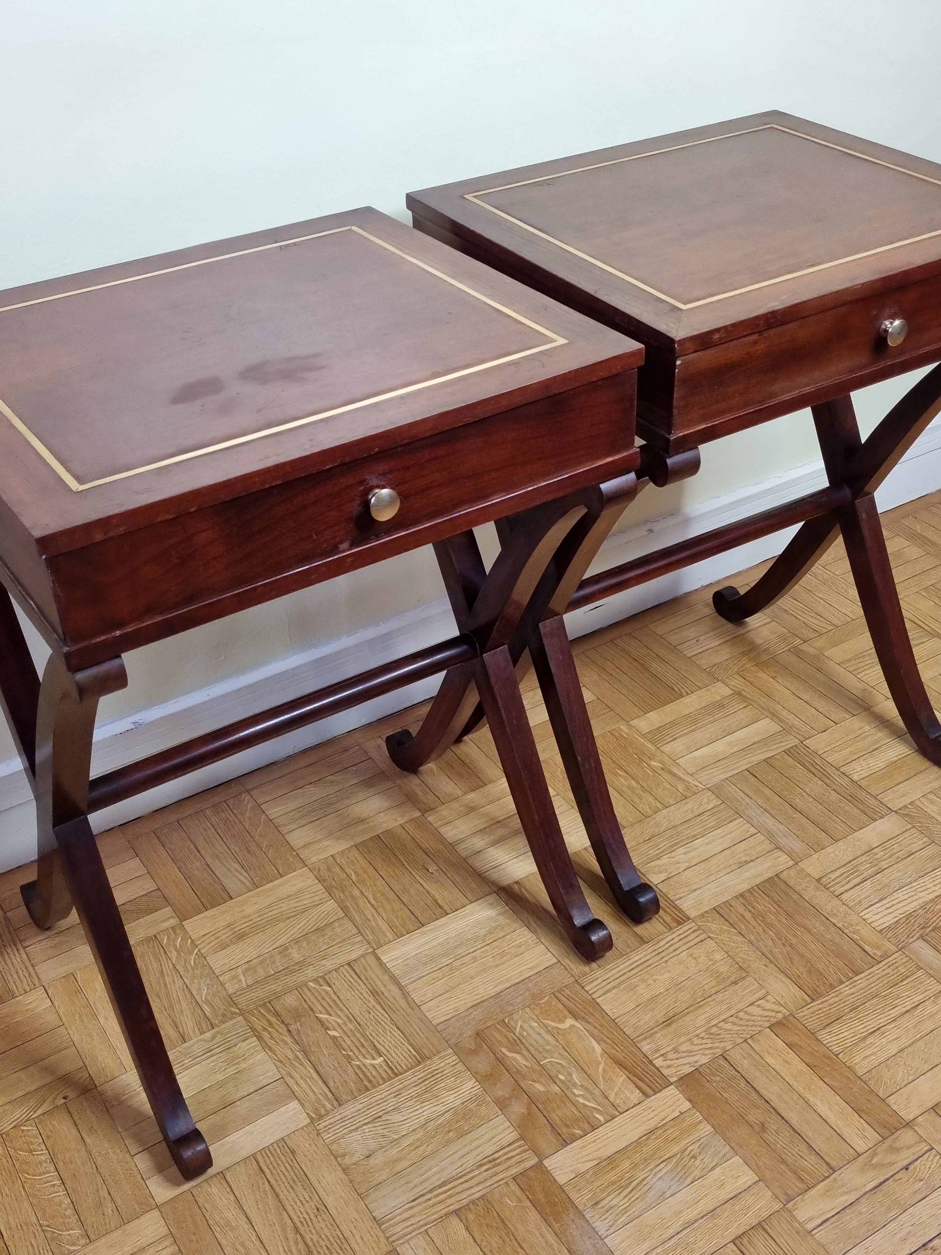 Paire de chevets de style Empire en acajou, bois de placage et finitions en laiton