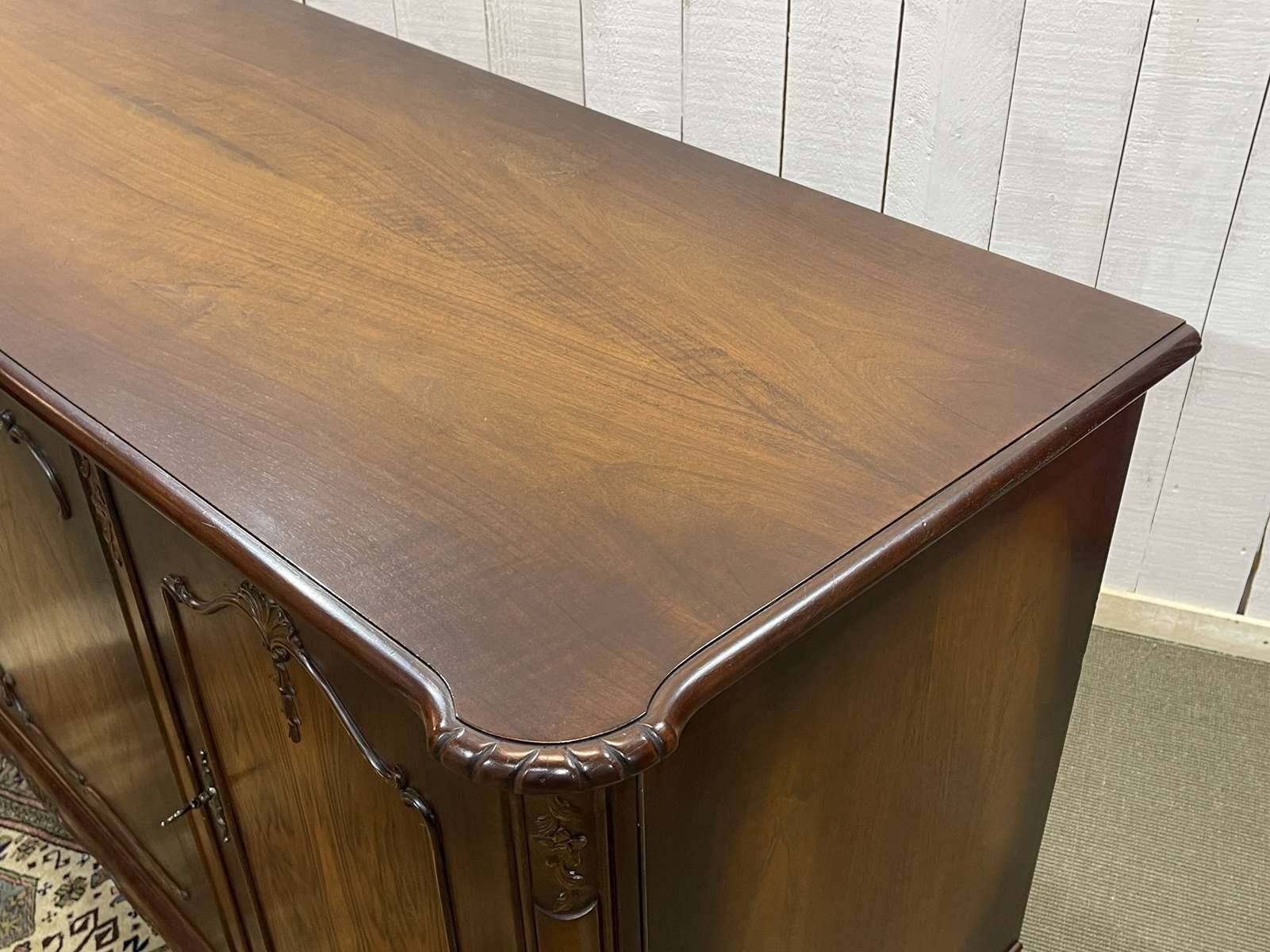 Enfilade anglaise Chippendale en noyer des années 1950