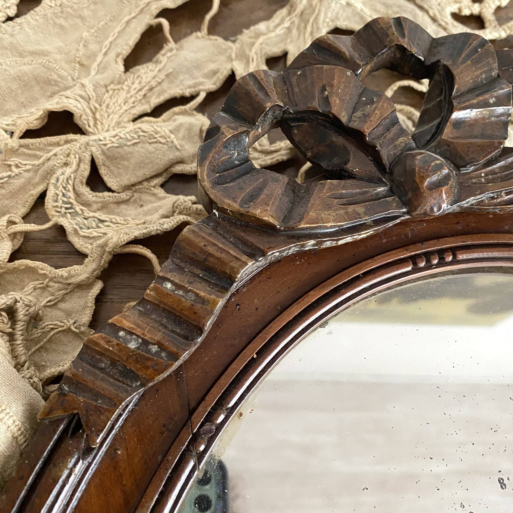 Miroir ovale mercure en bois sculpté décor nœud ruban 37X52