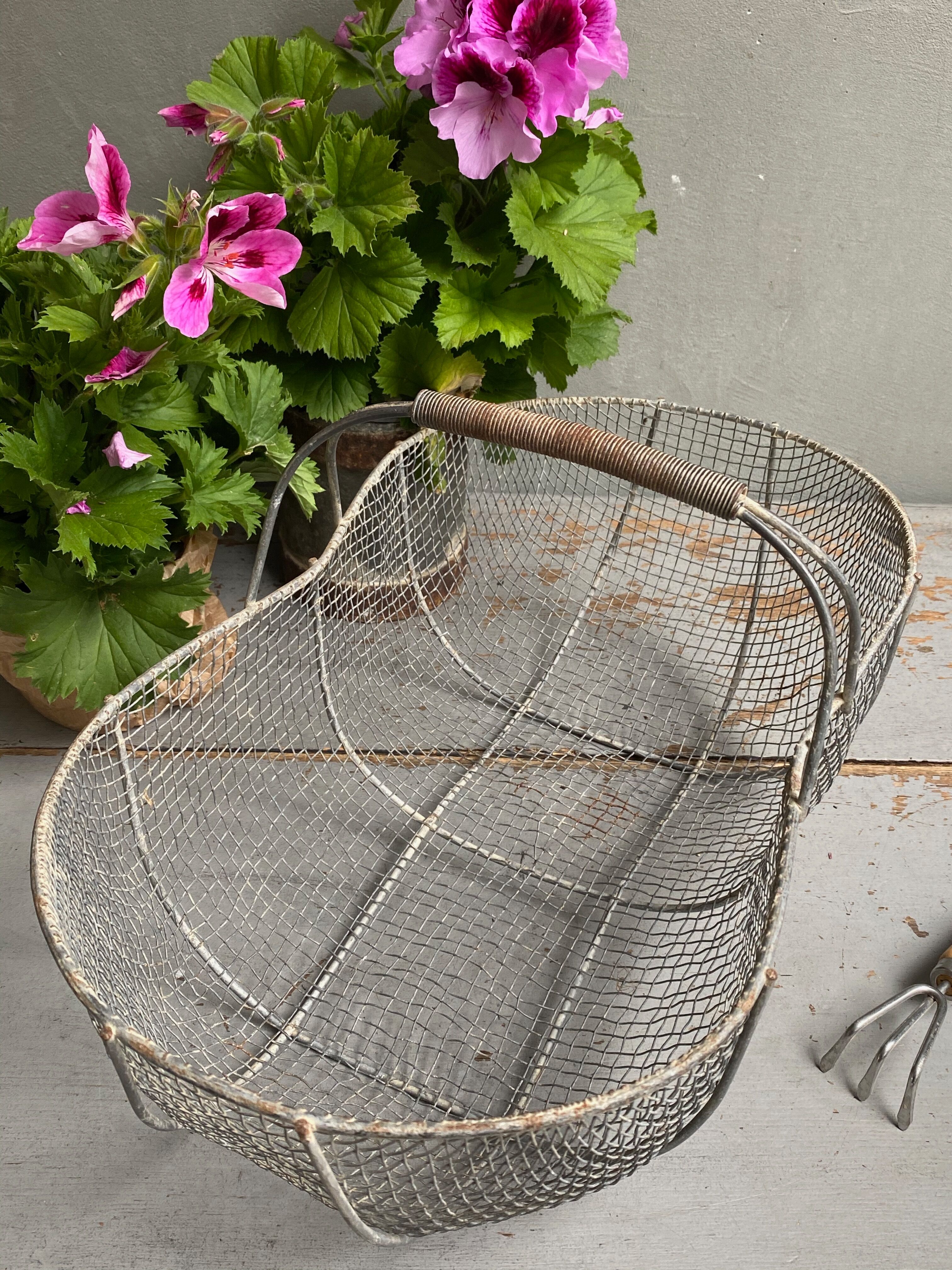 Metal fishing basket