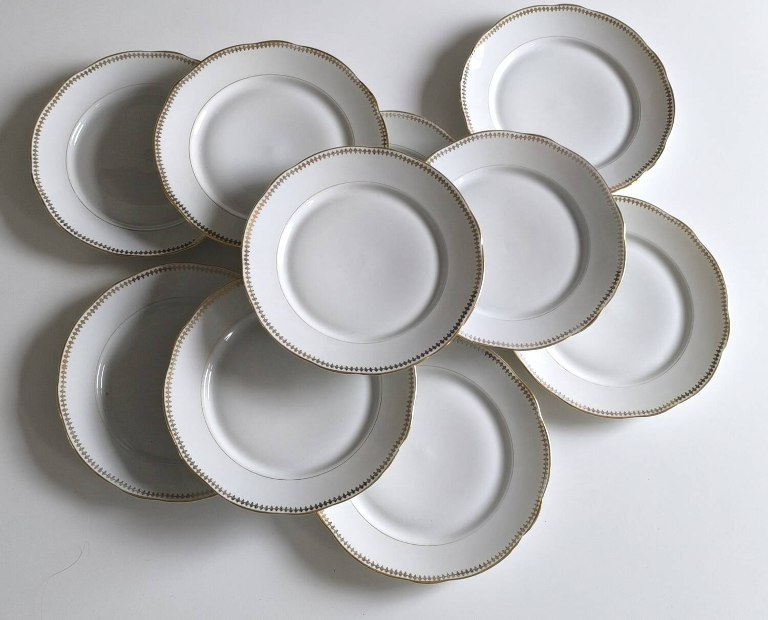 Set of 10 porcelain flat plates