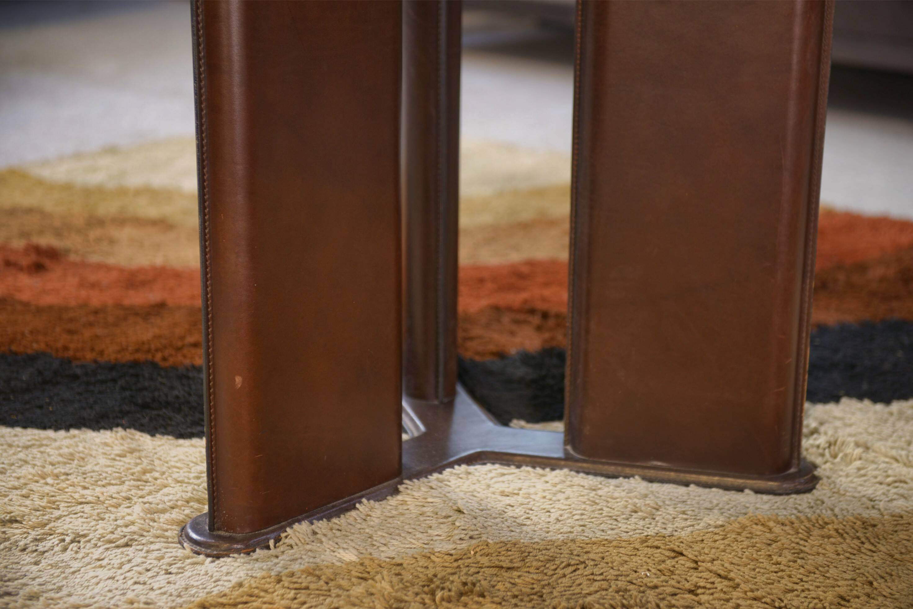 Circular table by Tito Agnoli for Matteo Grassi, base covered in brown leather, 1970s.