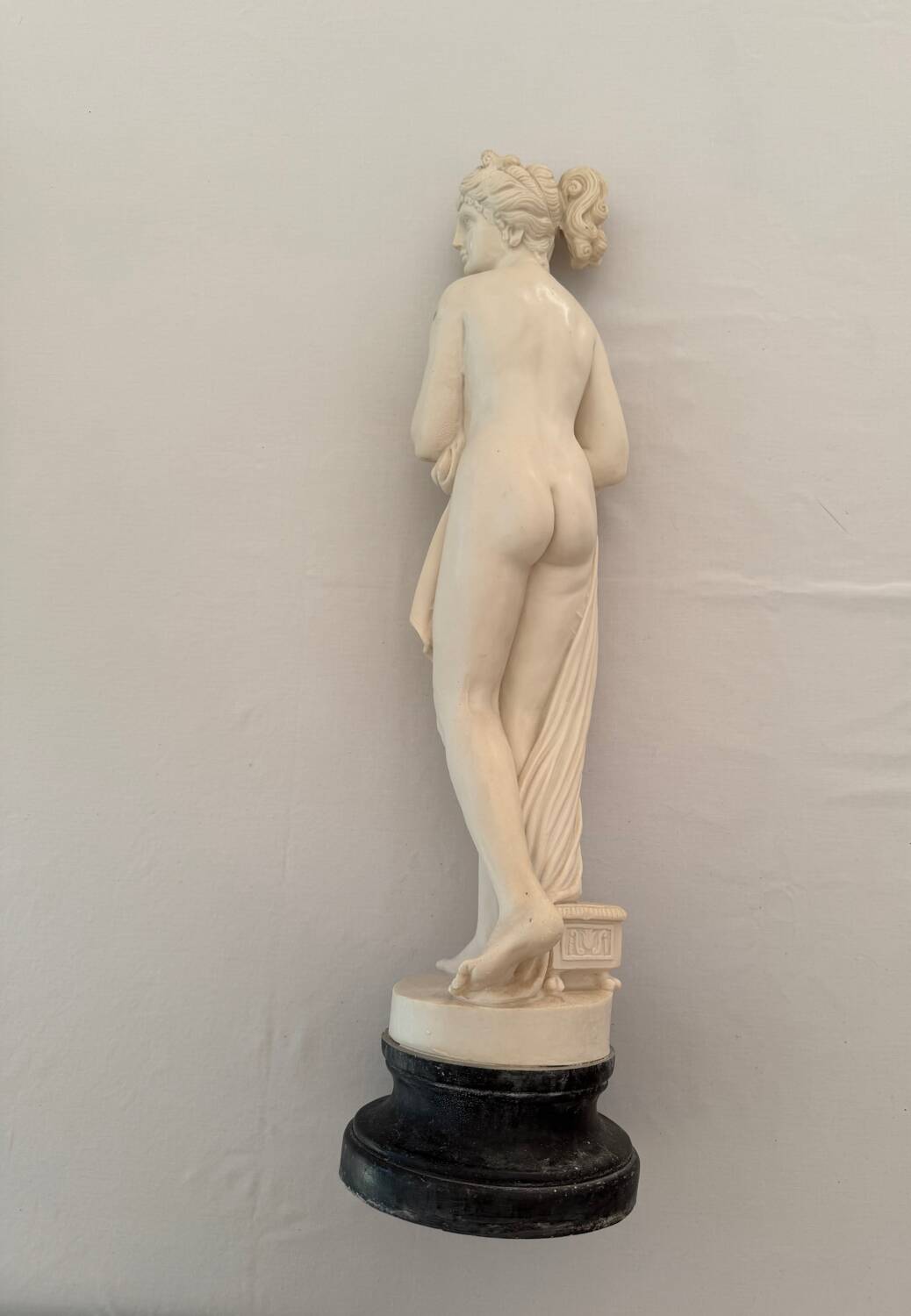 Venus gets out of the bath