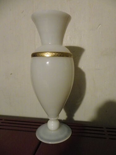 Vase piédouche opaline et métal doré décor Charles X